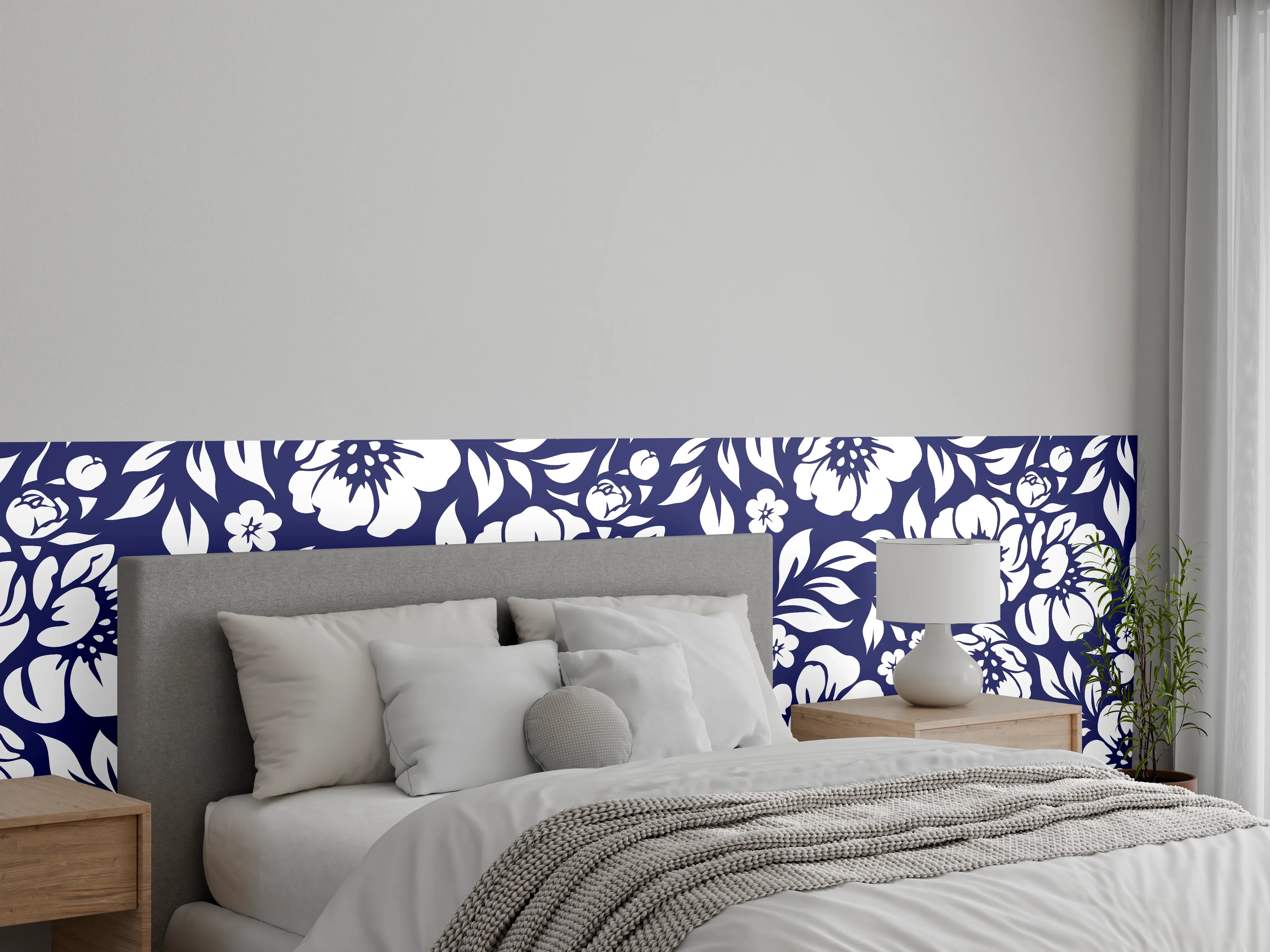 Wandverkleidung Schlafzimmer - Blumenmuster mit blauen und weißen Kontrasten