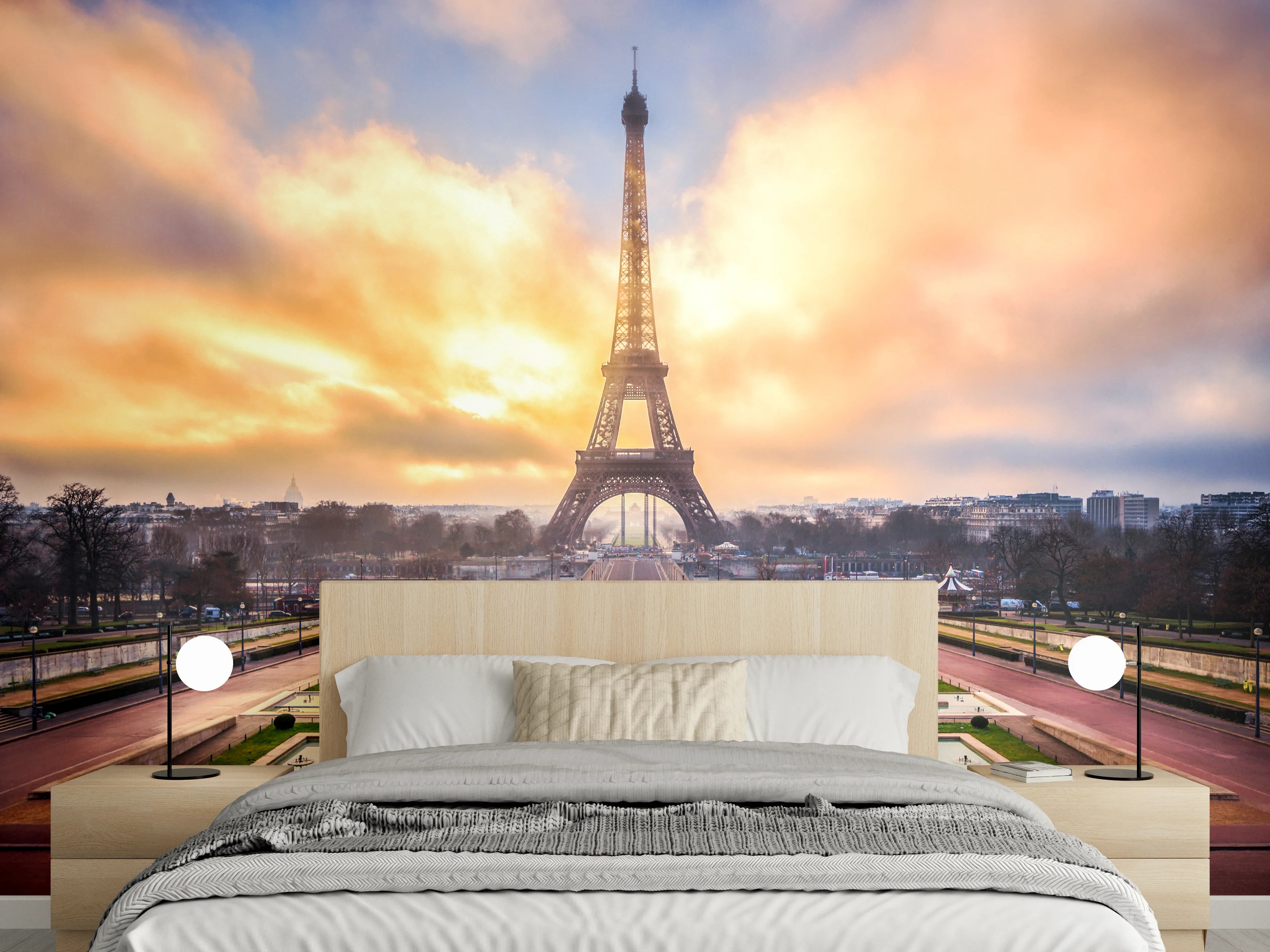 Wandverkleidung Schlafzimmer - Brennendes Himmel über der Eiffelturm-Kulisse