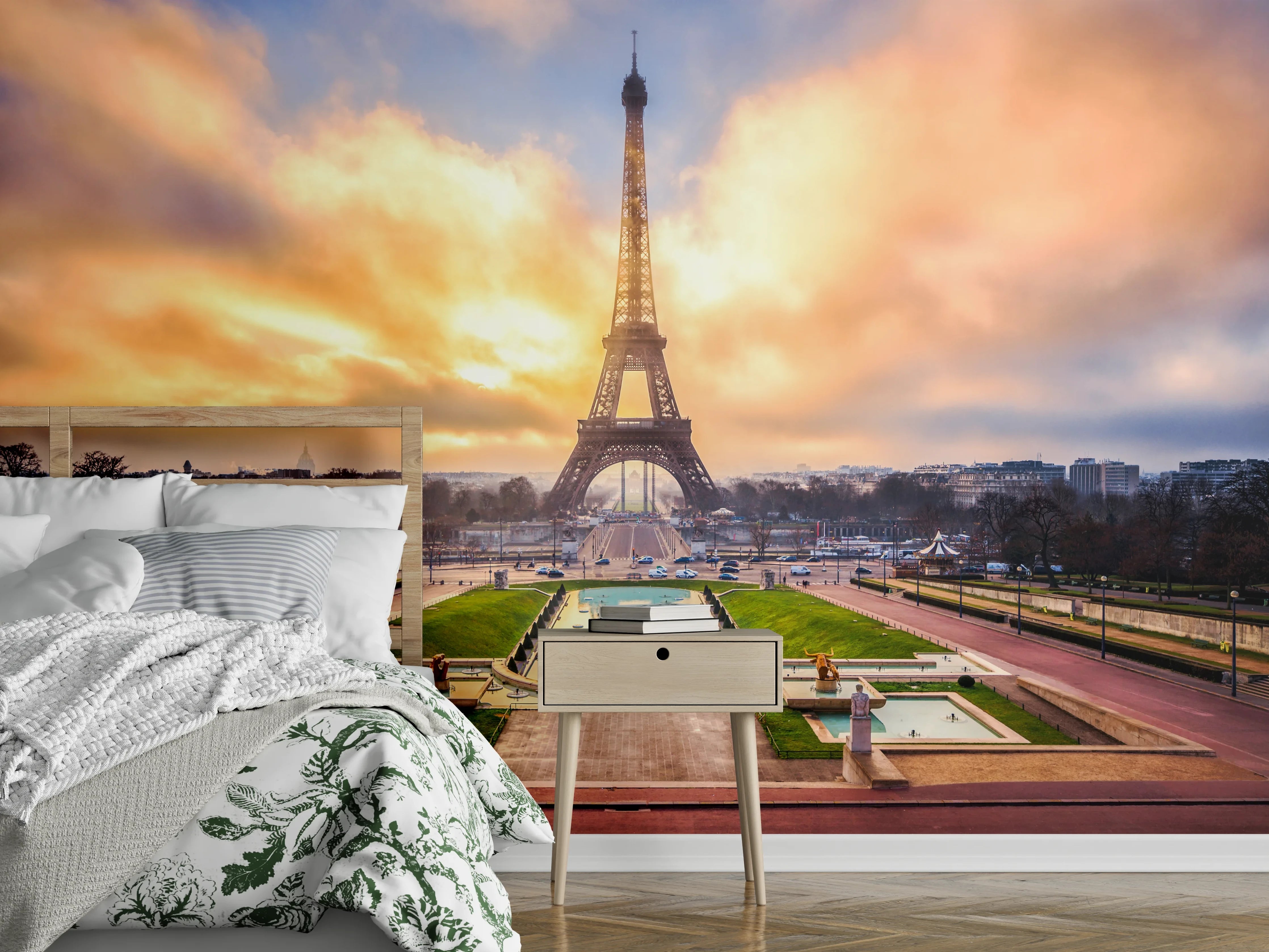 Wandverkleidung Schlafzimmer - Brennendes Himmel über der Eiffelturm-Kulisse