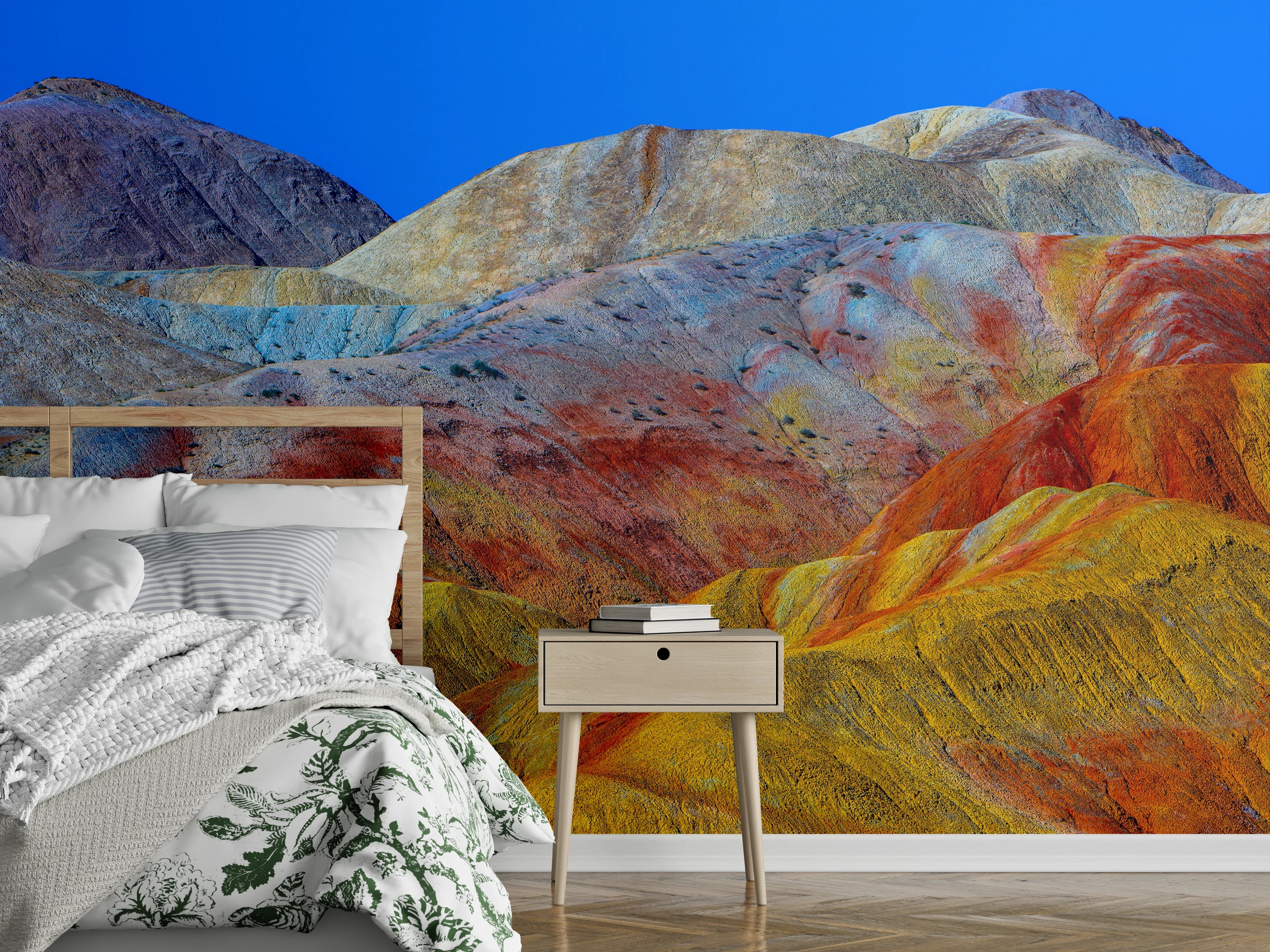 Wandverkleidung Schlafzimmer - Bunte Gebirgslandschaft im Sonnenlicht
