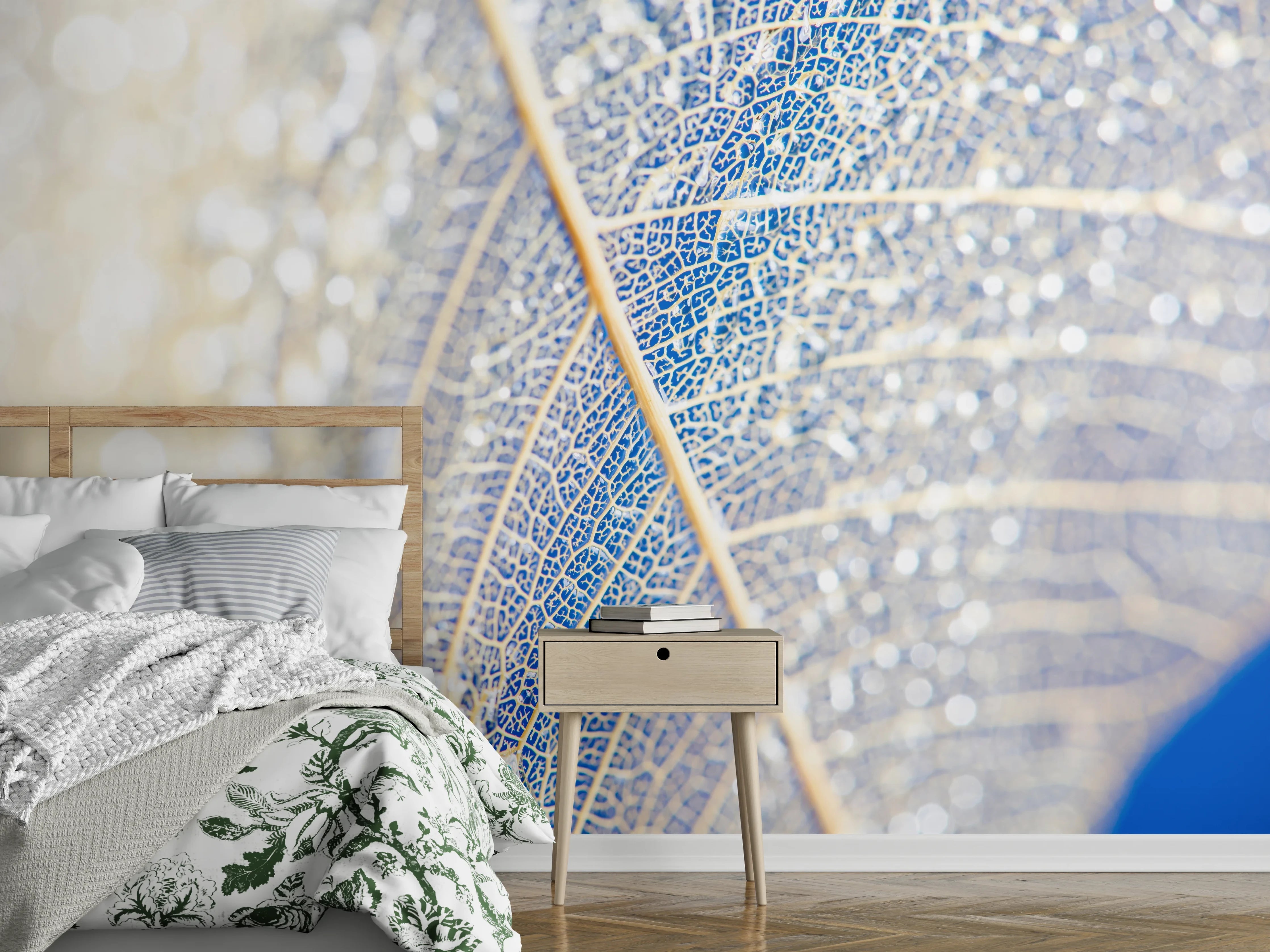 Wandverkleidung Schlafzimmer - Detailaufnahme einer Blattanalyse mit Wassertröpfchen