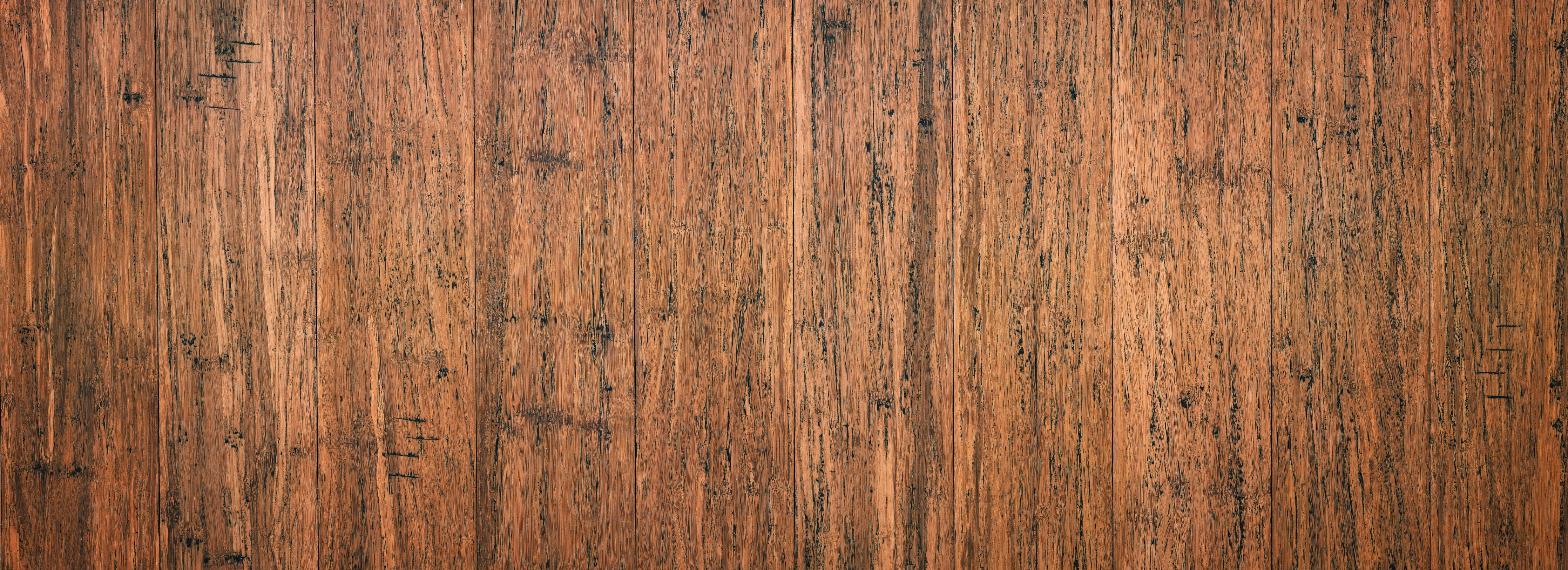 Wandverkleidung Schlafzimmer-Dunkelbraunes rustikales Holzbrett