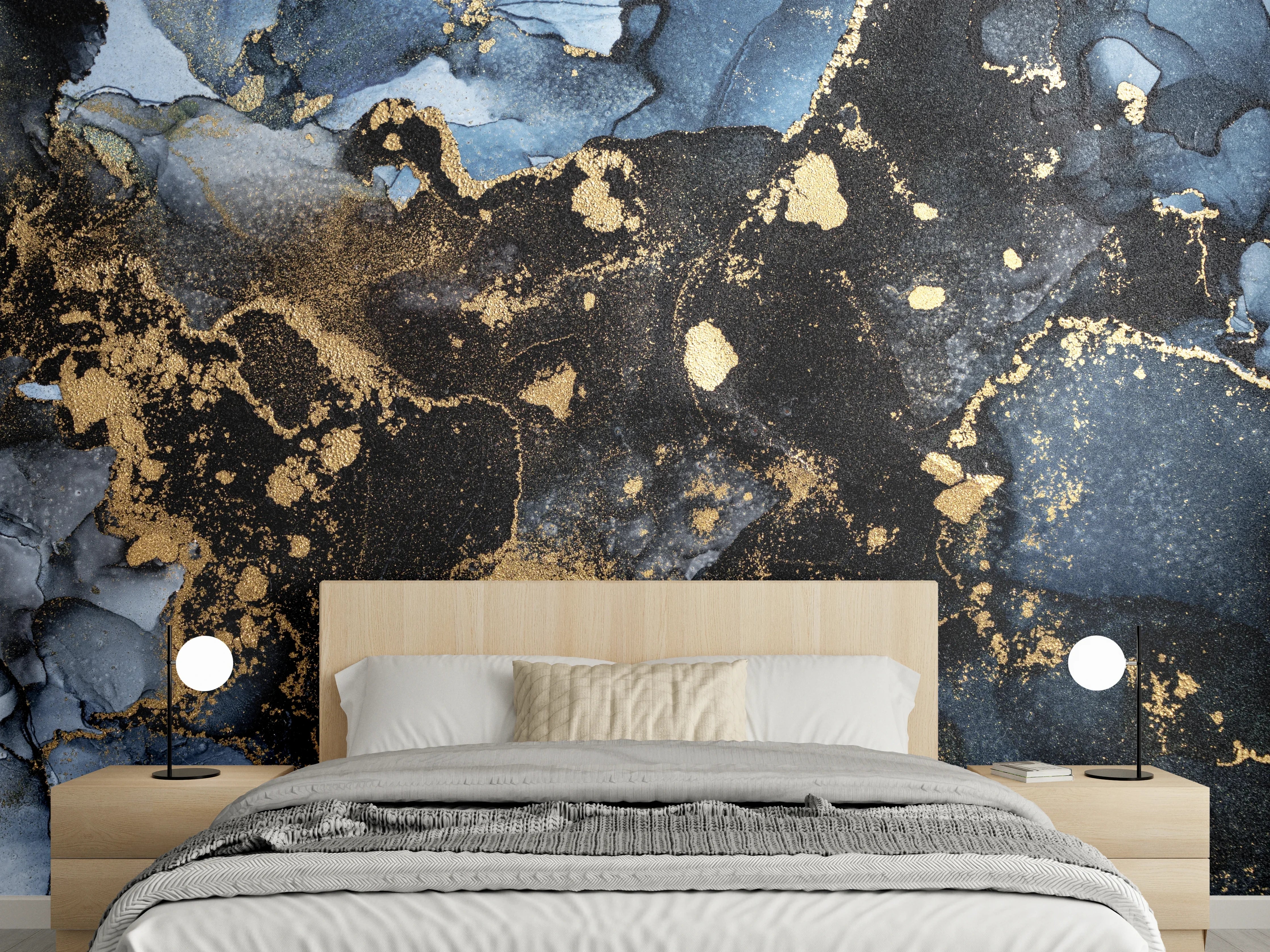 Wandverkleidung Schlafzimmer - Dunkle Marmoroptik mit goldenen Akzenten