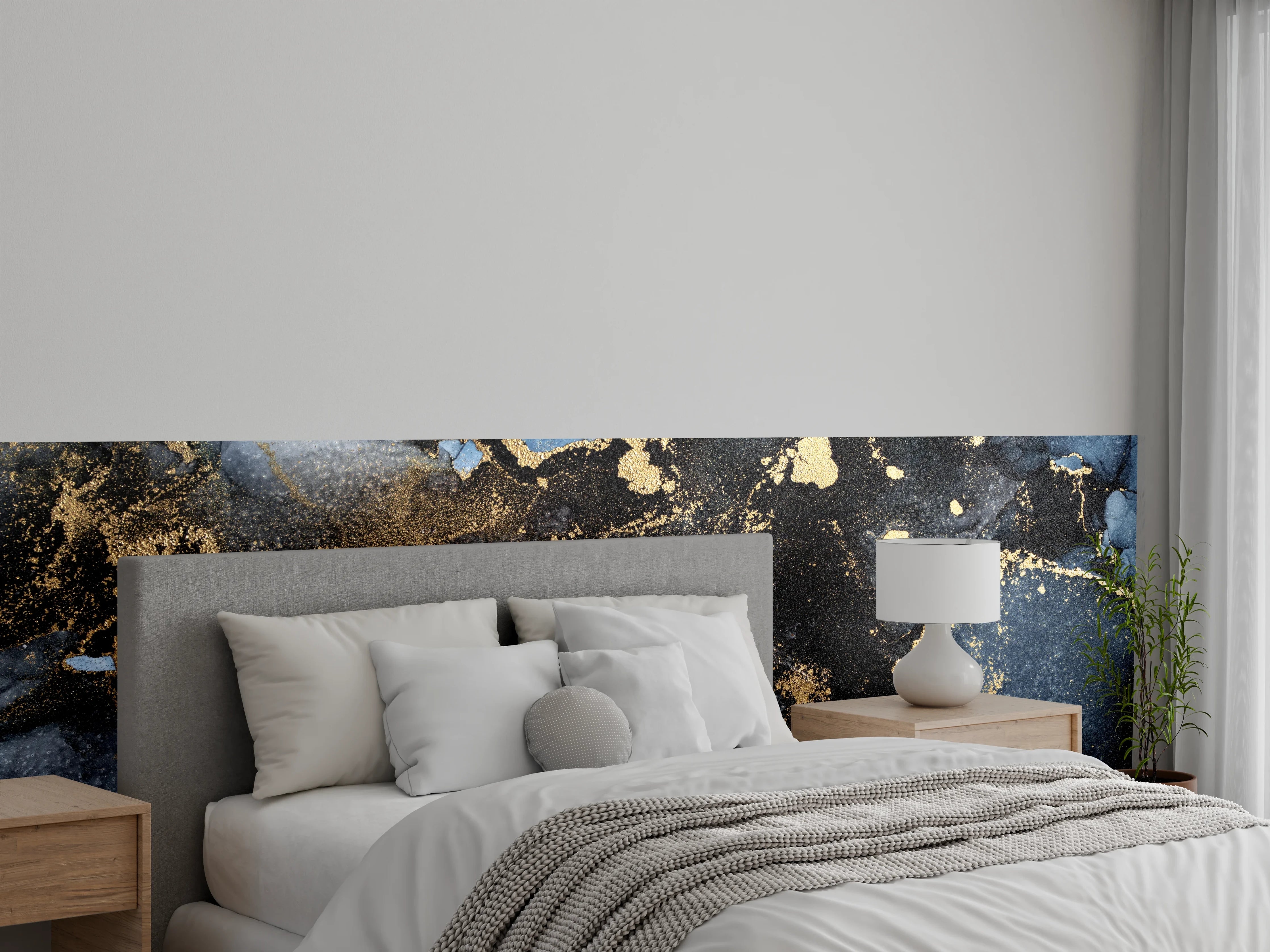Wandverkleidung Schlafzimmer - Dunkle Marmoroptik mit goldenen Akzenten