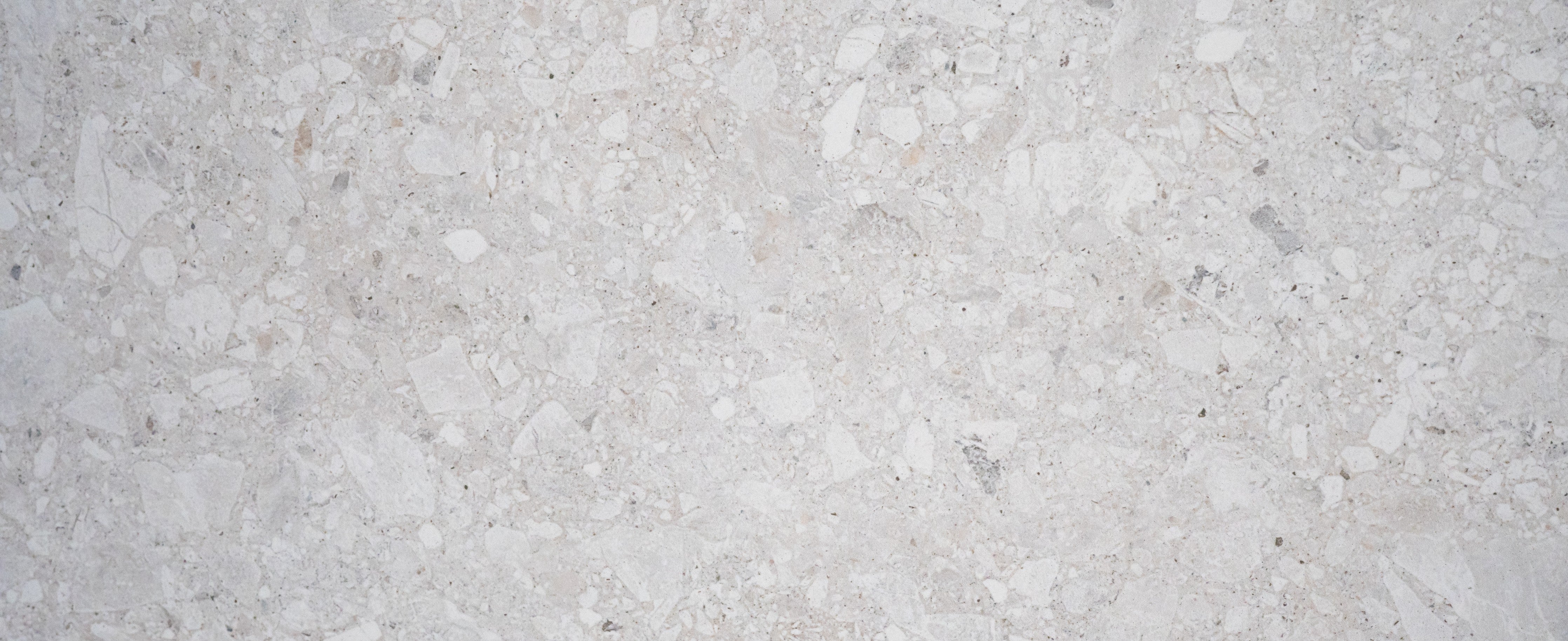 Wandverkleidung Schlafzimmer-Edler Kalkstein in Weiß-Grau