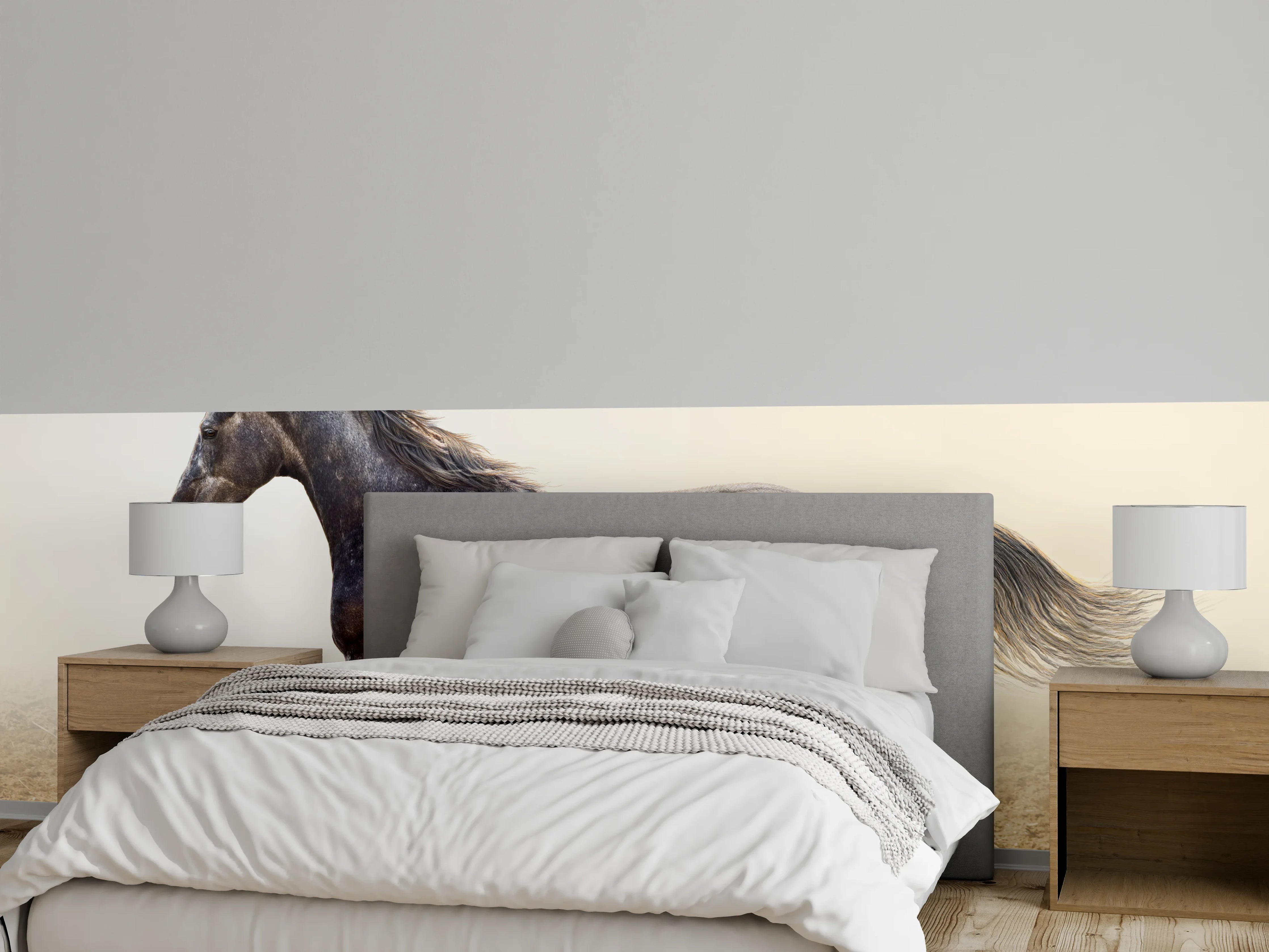 Wandverkleidung Schlafzimmer - Ein graues Pferd reitend auf einem Feld