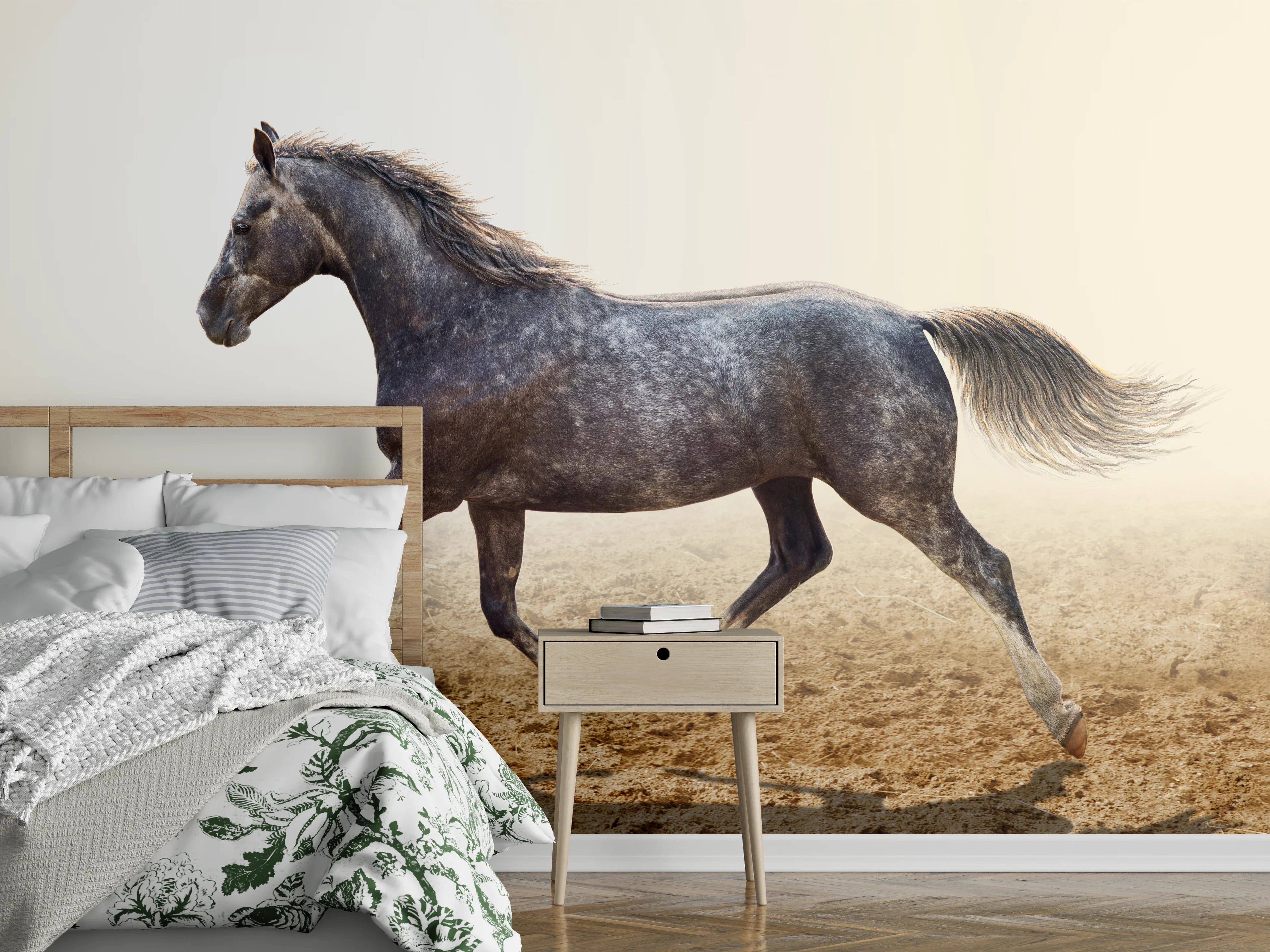 Wandverkleidung Schlafzimmer - Ein graues Pferd reitend auf einem Feld