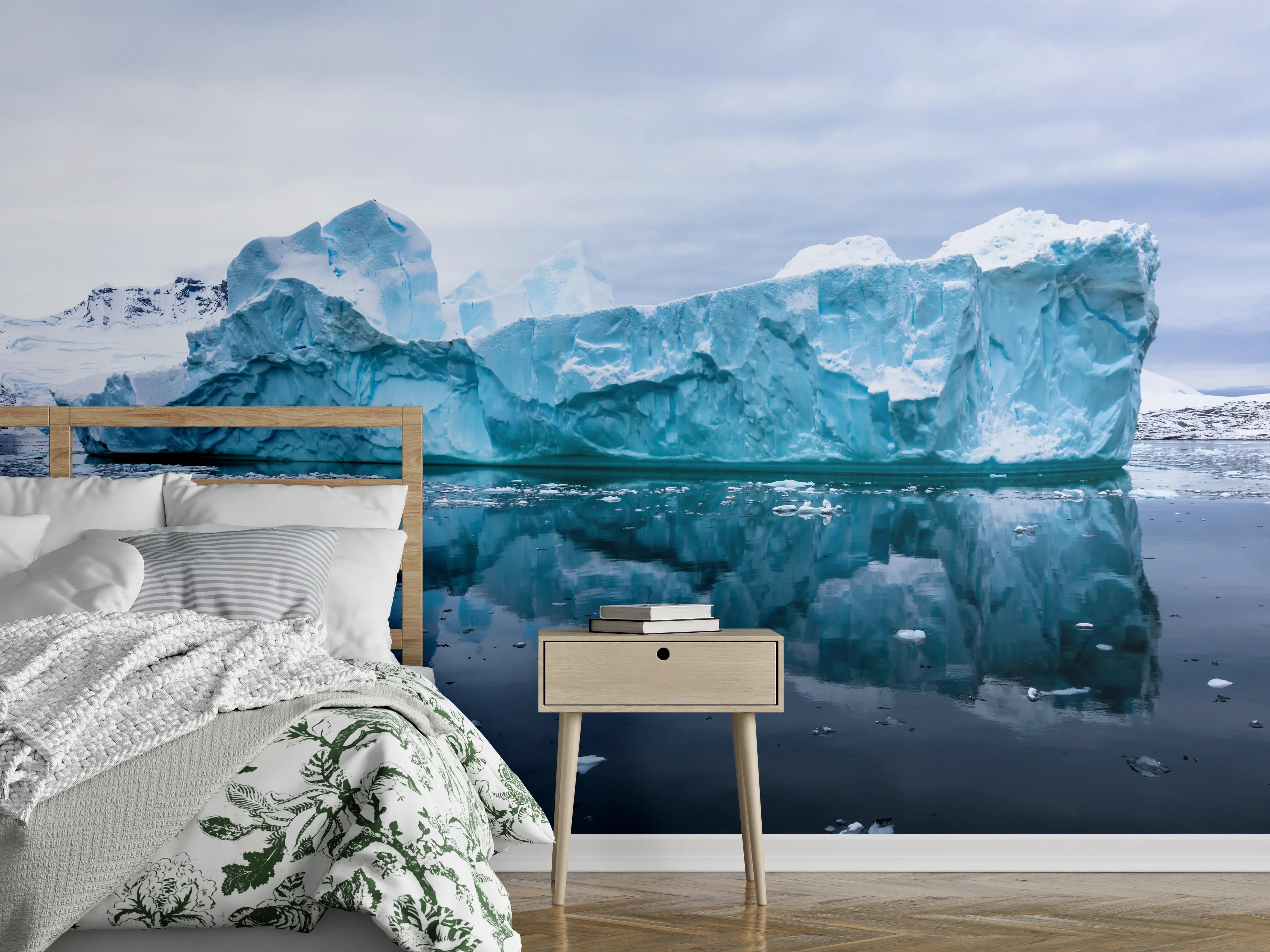 Wandverkleidung Schlafzimmer - Eisberg Spiegelung: Faszinierende Naturaufnahme