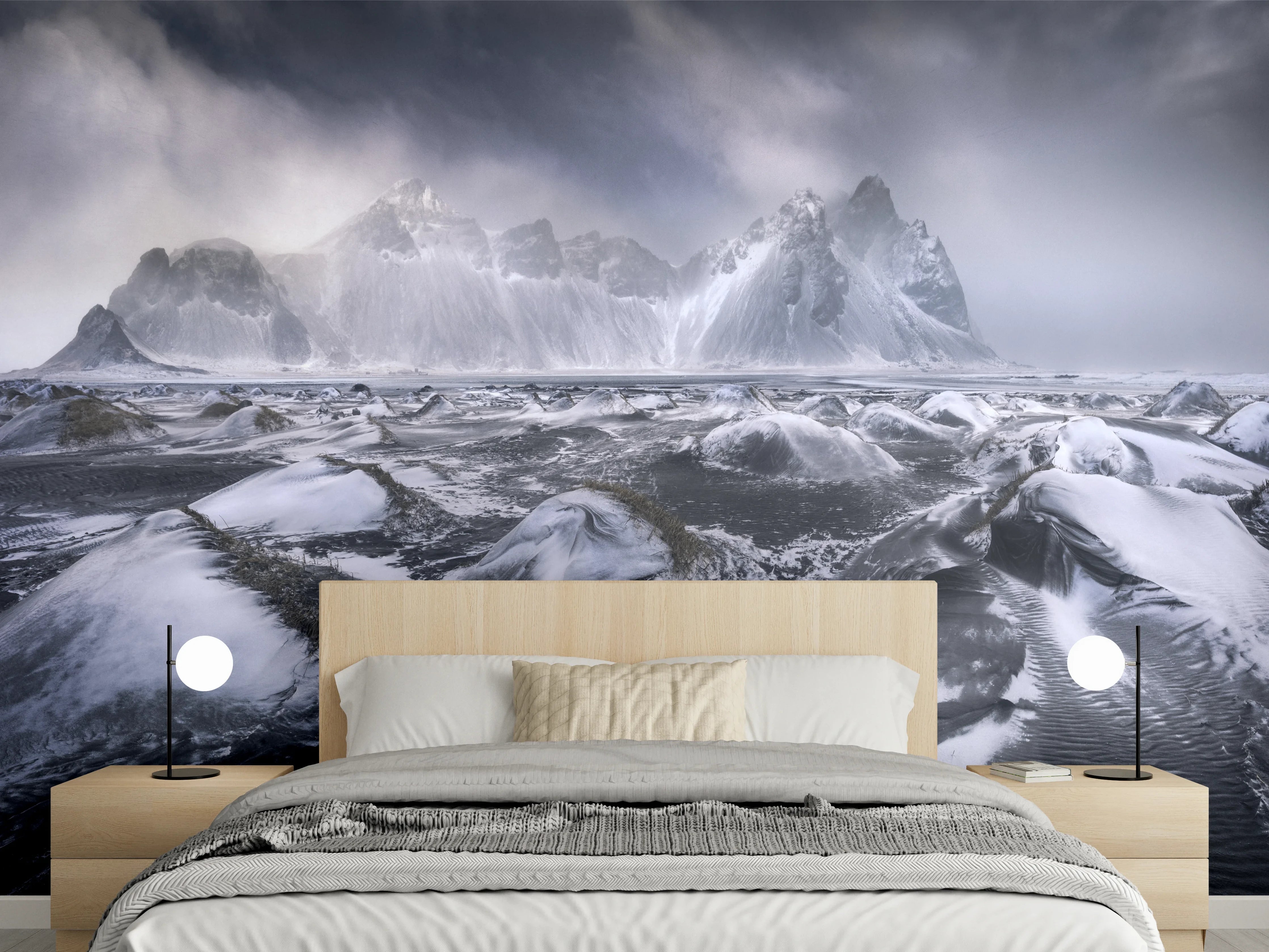 Wandverkleidung Schlafzimmer - Eisige Berge Schwarz-Weiß Wandmotiv