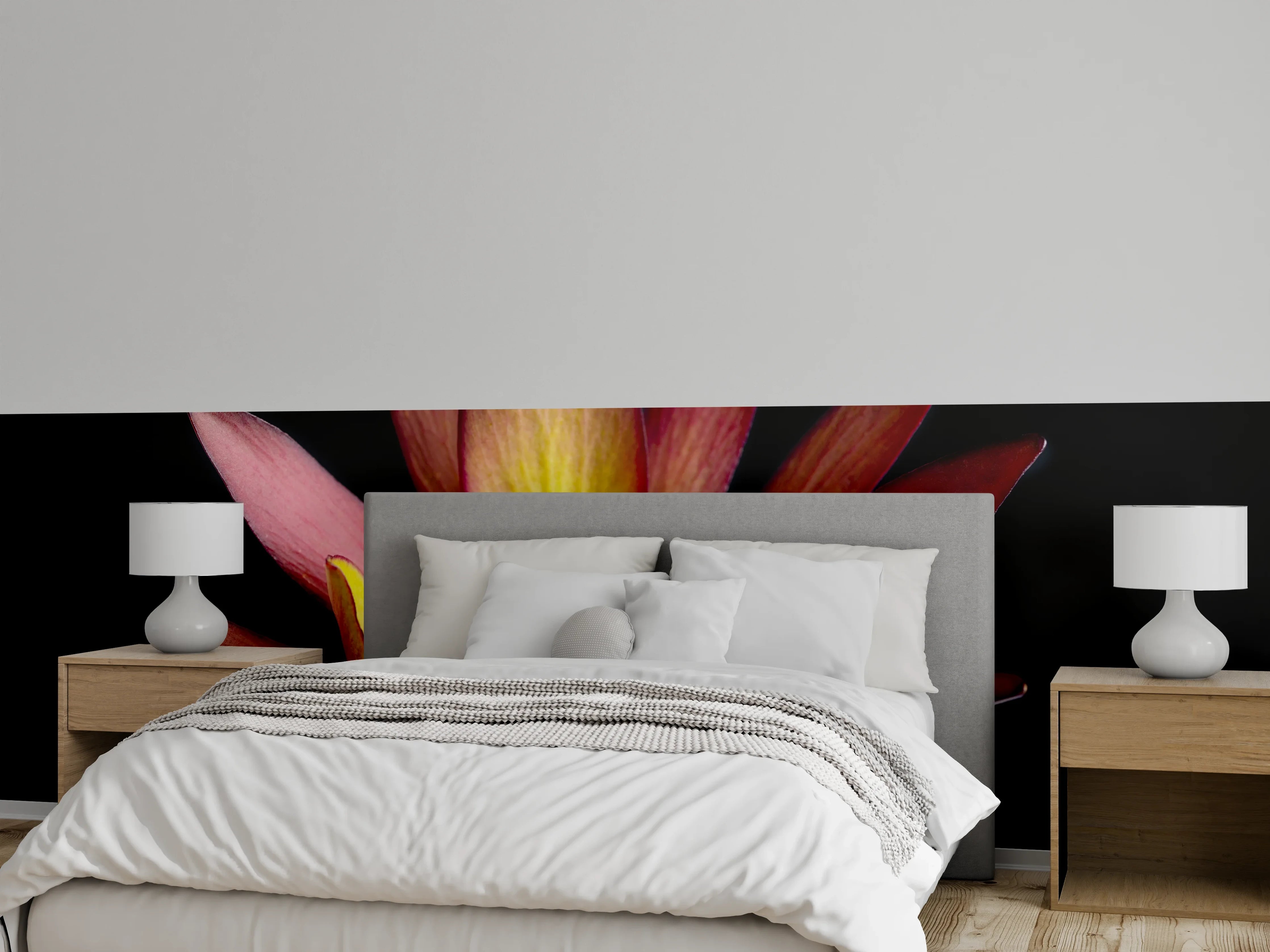 Wandverkleidung Schlafzimmer - Exotische Blüte in Rot-Gelb auf Schwarz