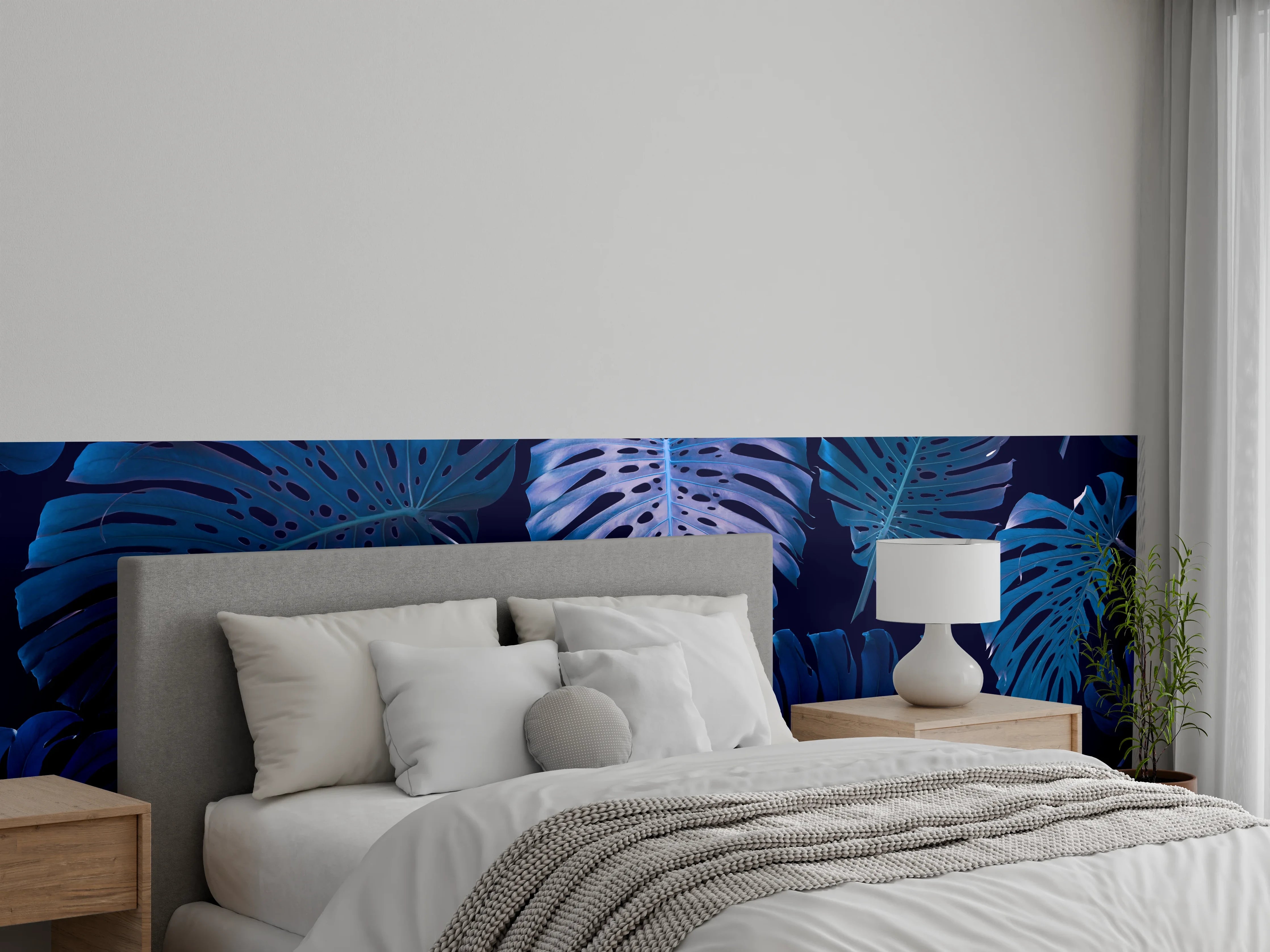 Wandverkleidung Schlafzimmer - Exotische Monstera-Blätter in Dunkelblau