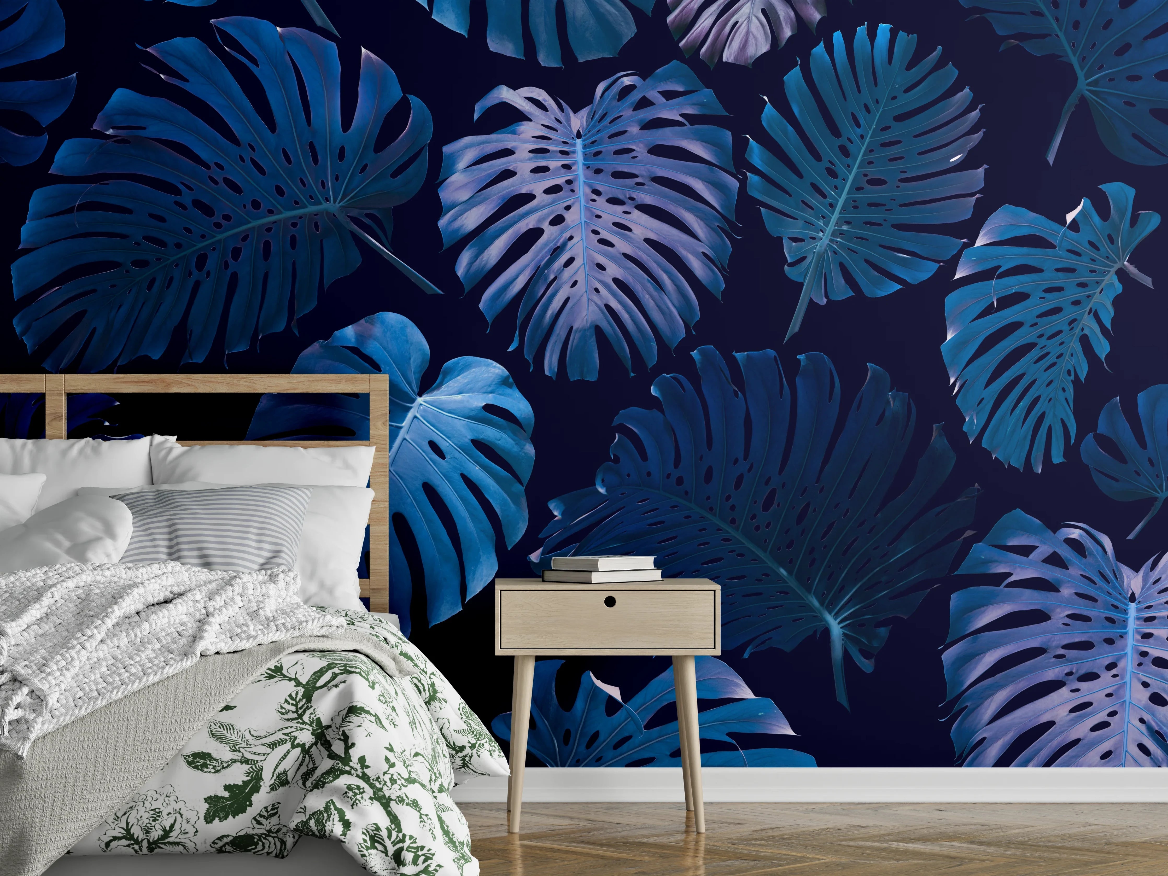 Wandverkleidung Schlafzimmer - Exotische Monstera-Blätter in Dunkelblau