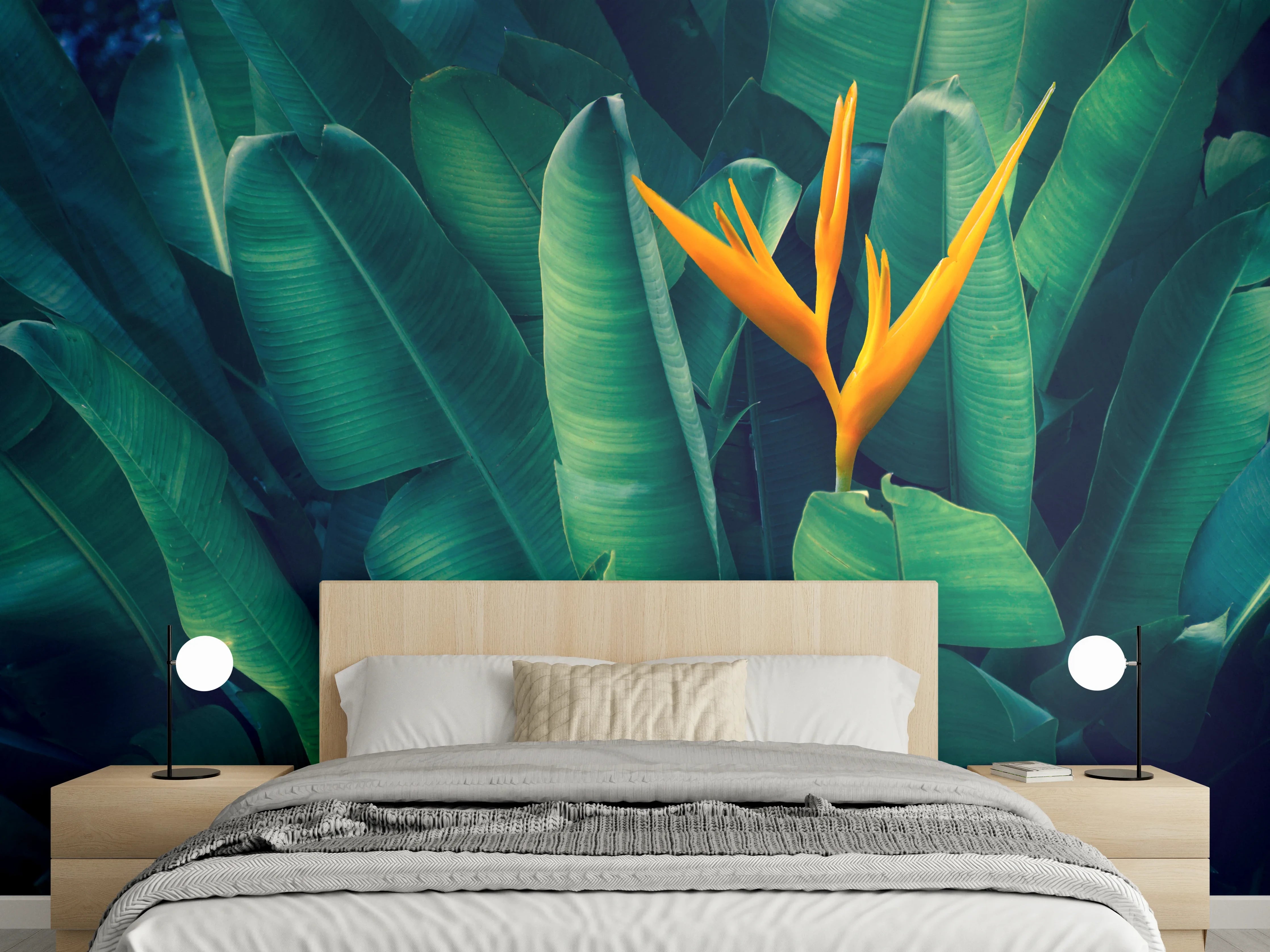 Wandverkleidung Schlafzimmer - Exotische Paradiesvogelblume auf grünen Blättern