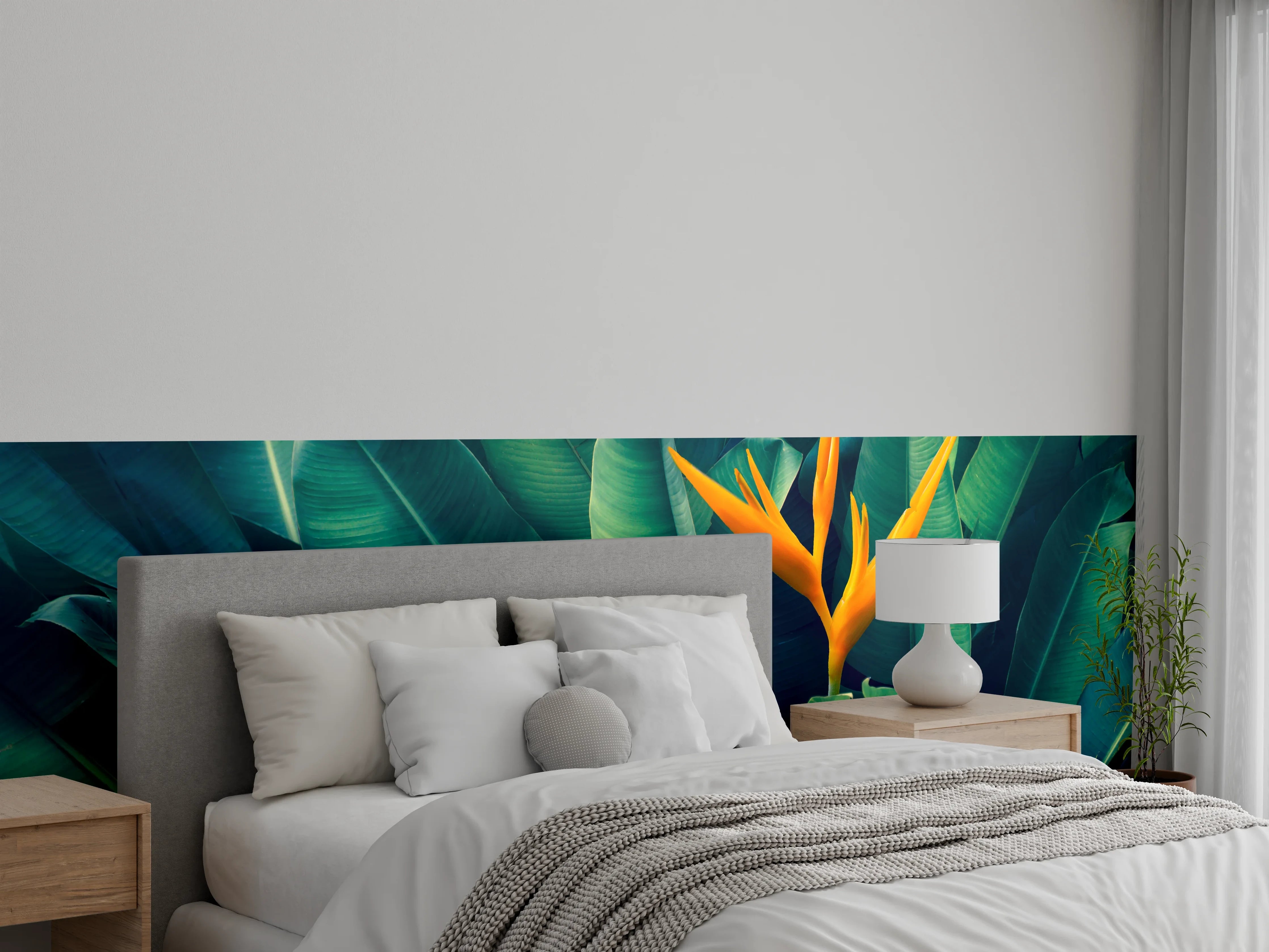 Wandverkleidung Schlafzimmer - Exotische Paradiesvogelblume auf grünen Blättern