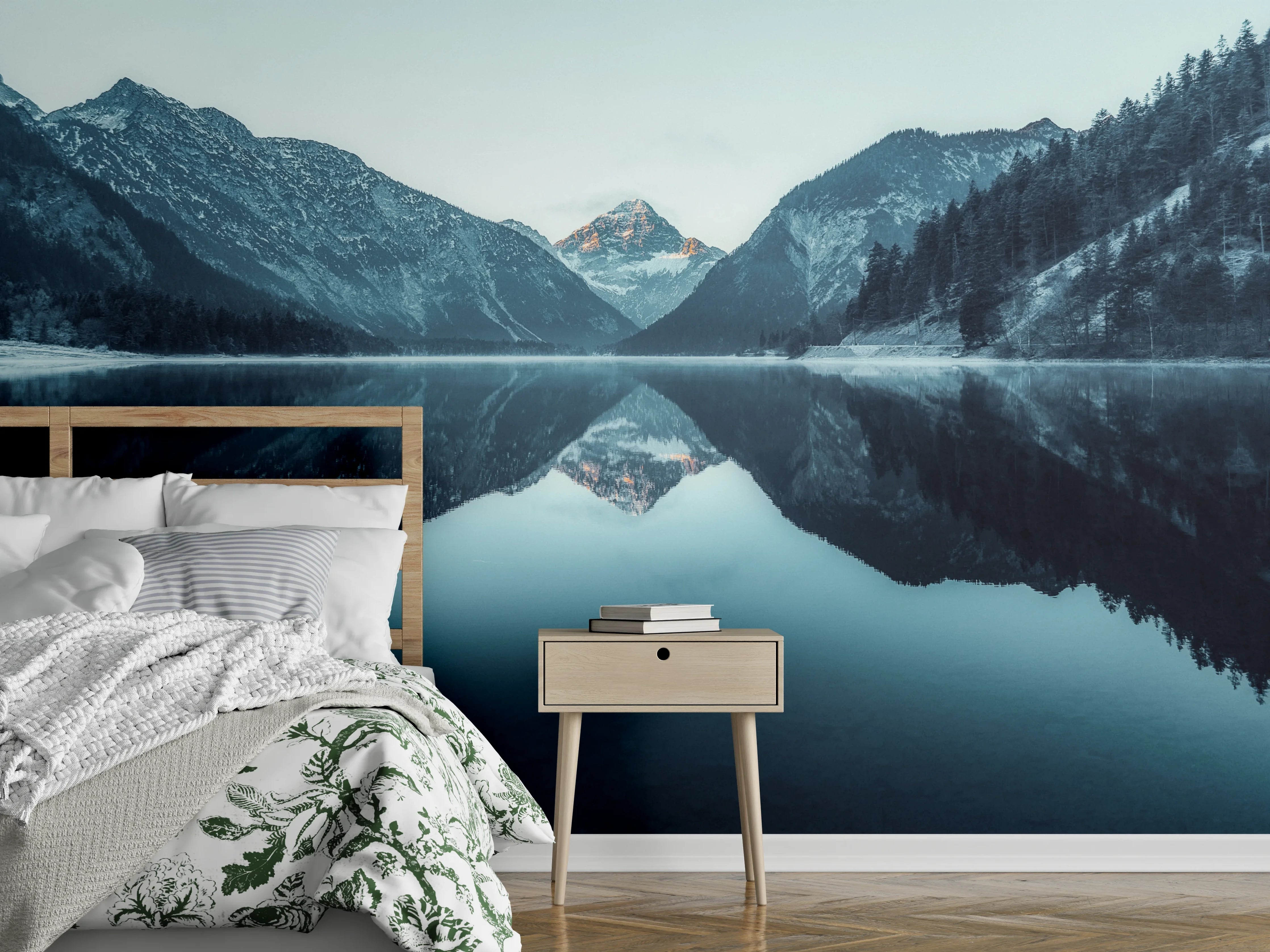 Wandverkleidung Schlafzimmer - Faszinierende Spiegelung am Bergsee