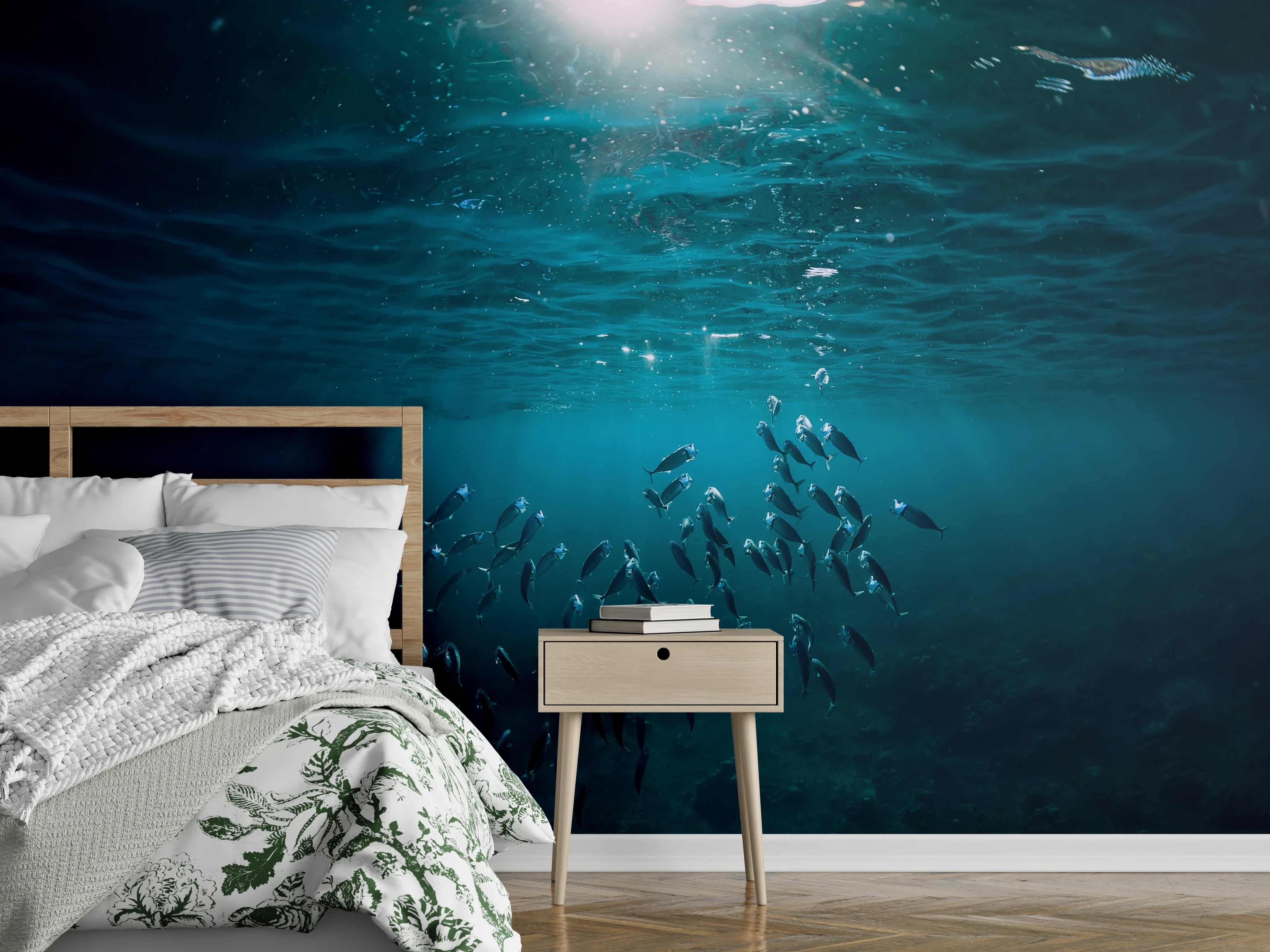 Wandverkleidung Schlafzimmer - Faszinierendes Unterwassermeer mit Fischschwarm