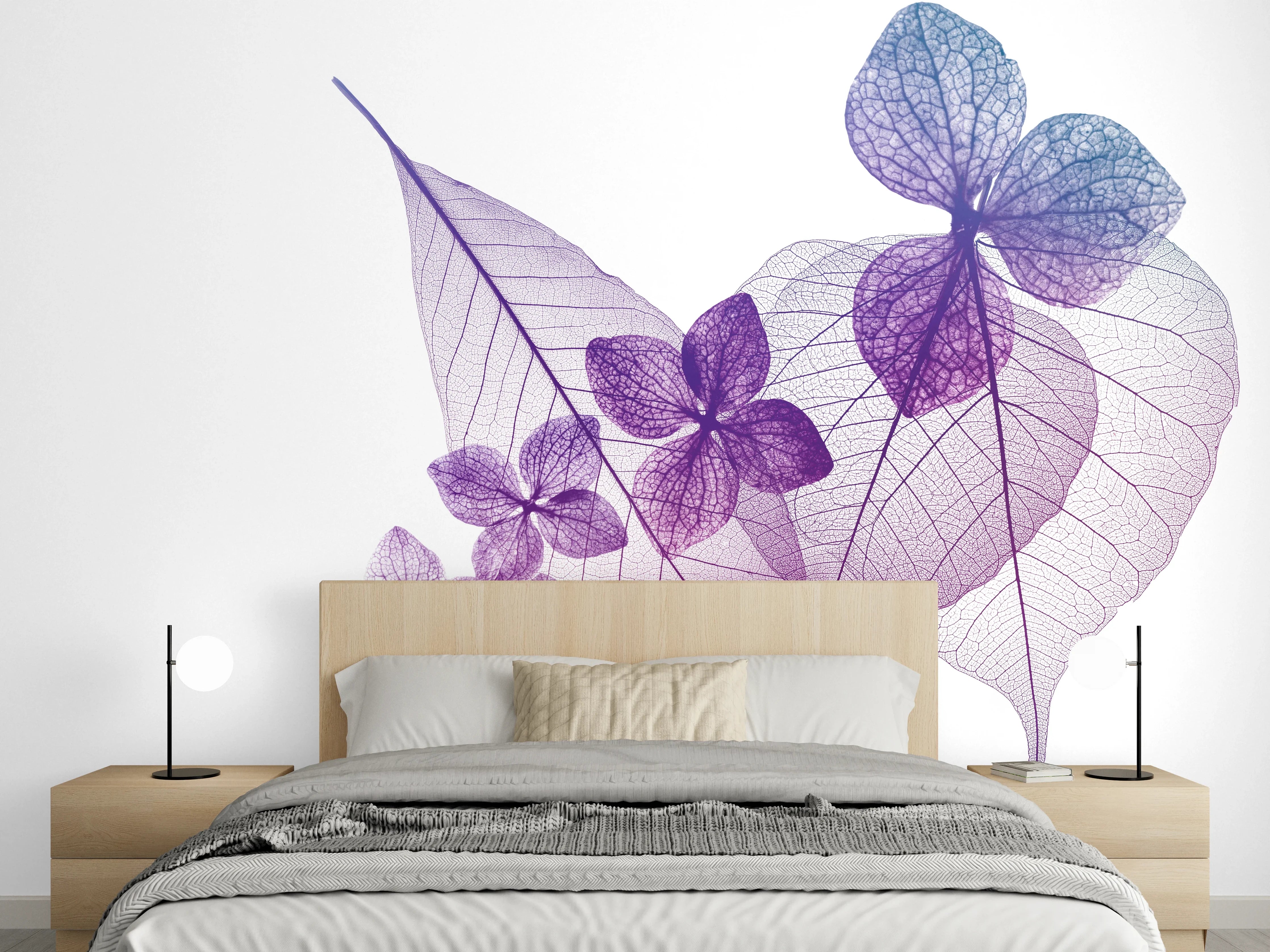 Wandverkleidung Schlafzimmer - Florales Blattmuster in Lila auf Weiß