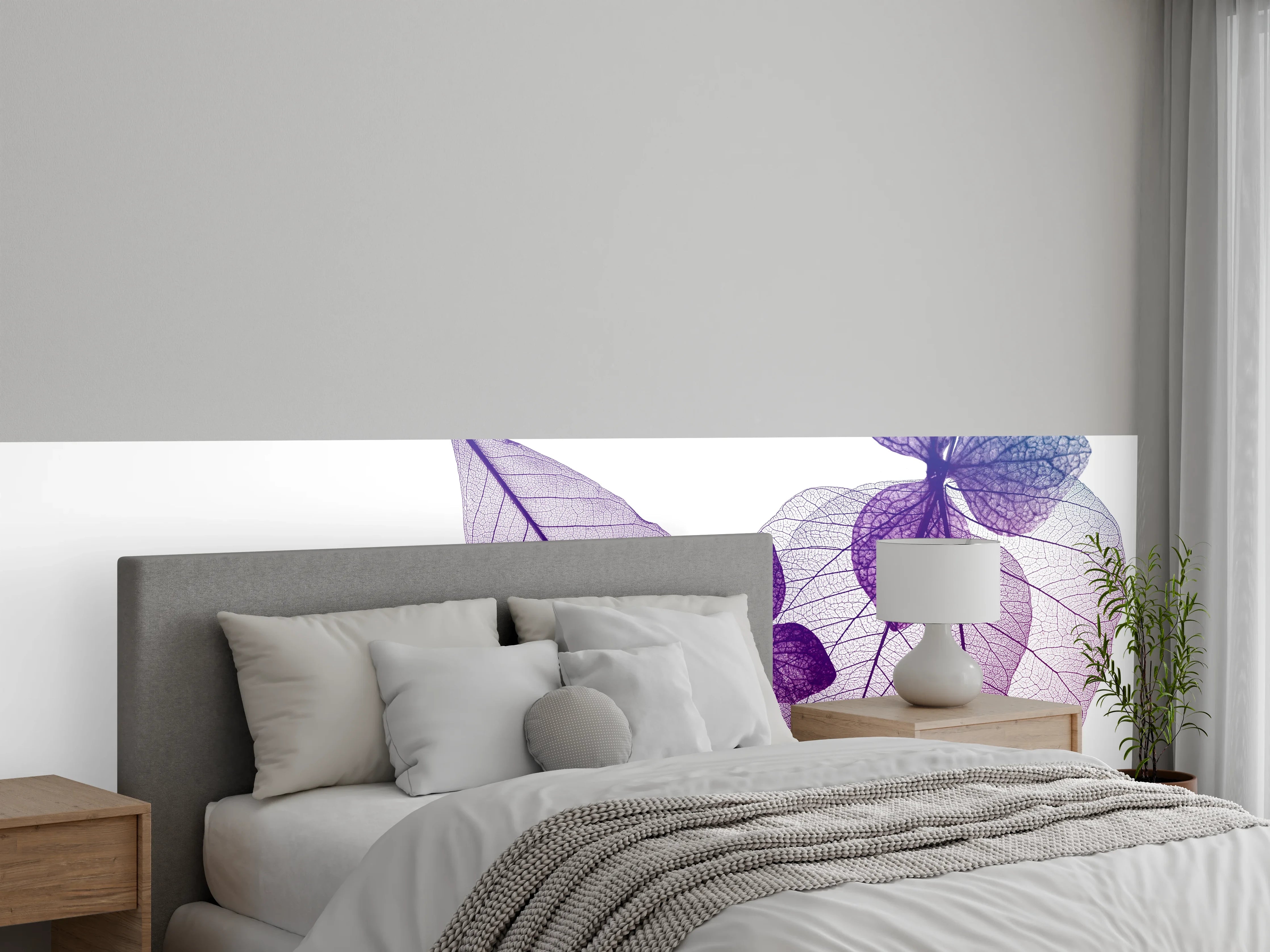 Wandverkleidung Schlafzimmer - Florales Blattmuster in Lila auf Weiß