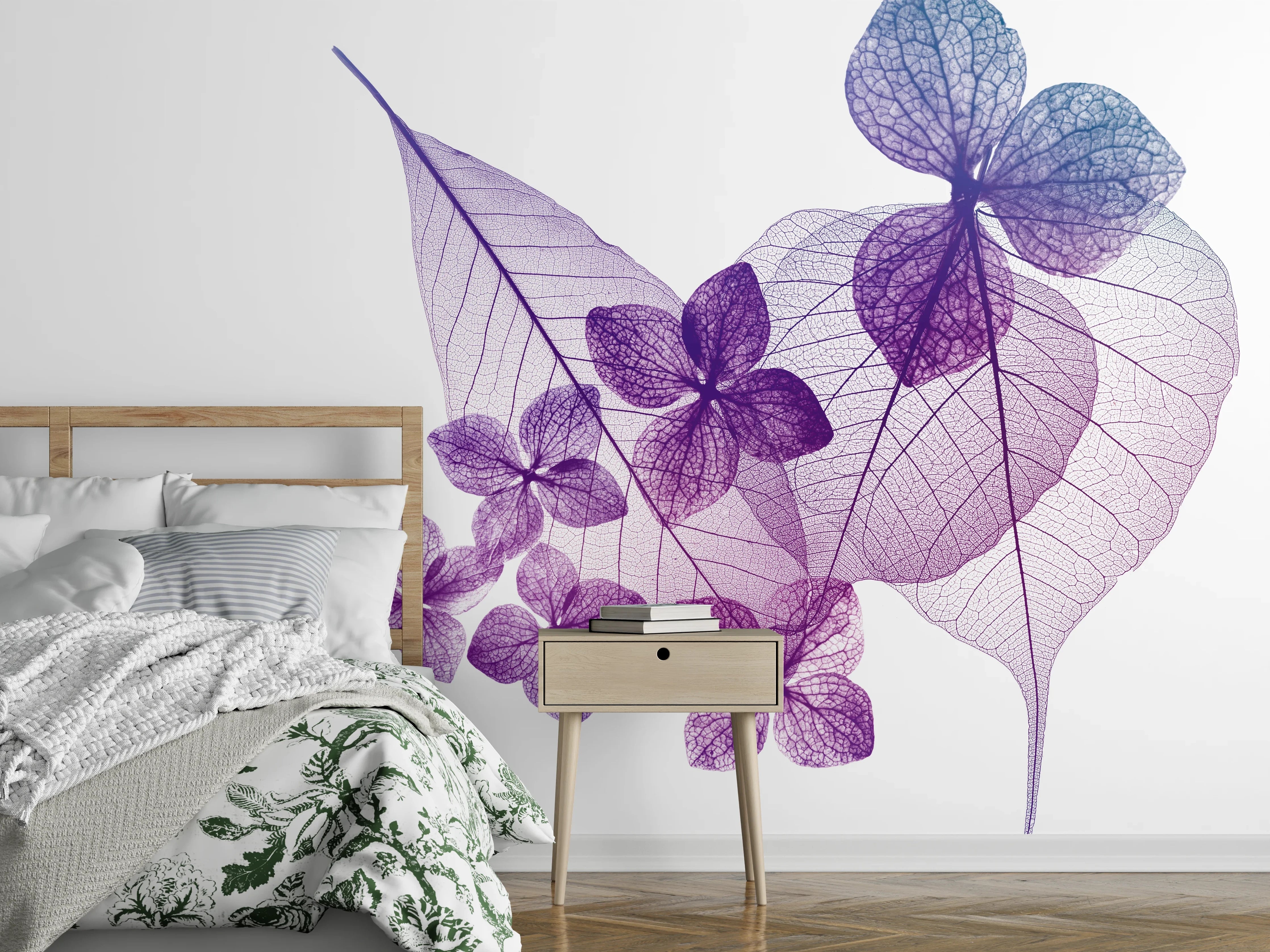 Wandverkleidung Schlafzimmer - Florales Blattmuster in Lila auf Weiß