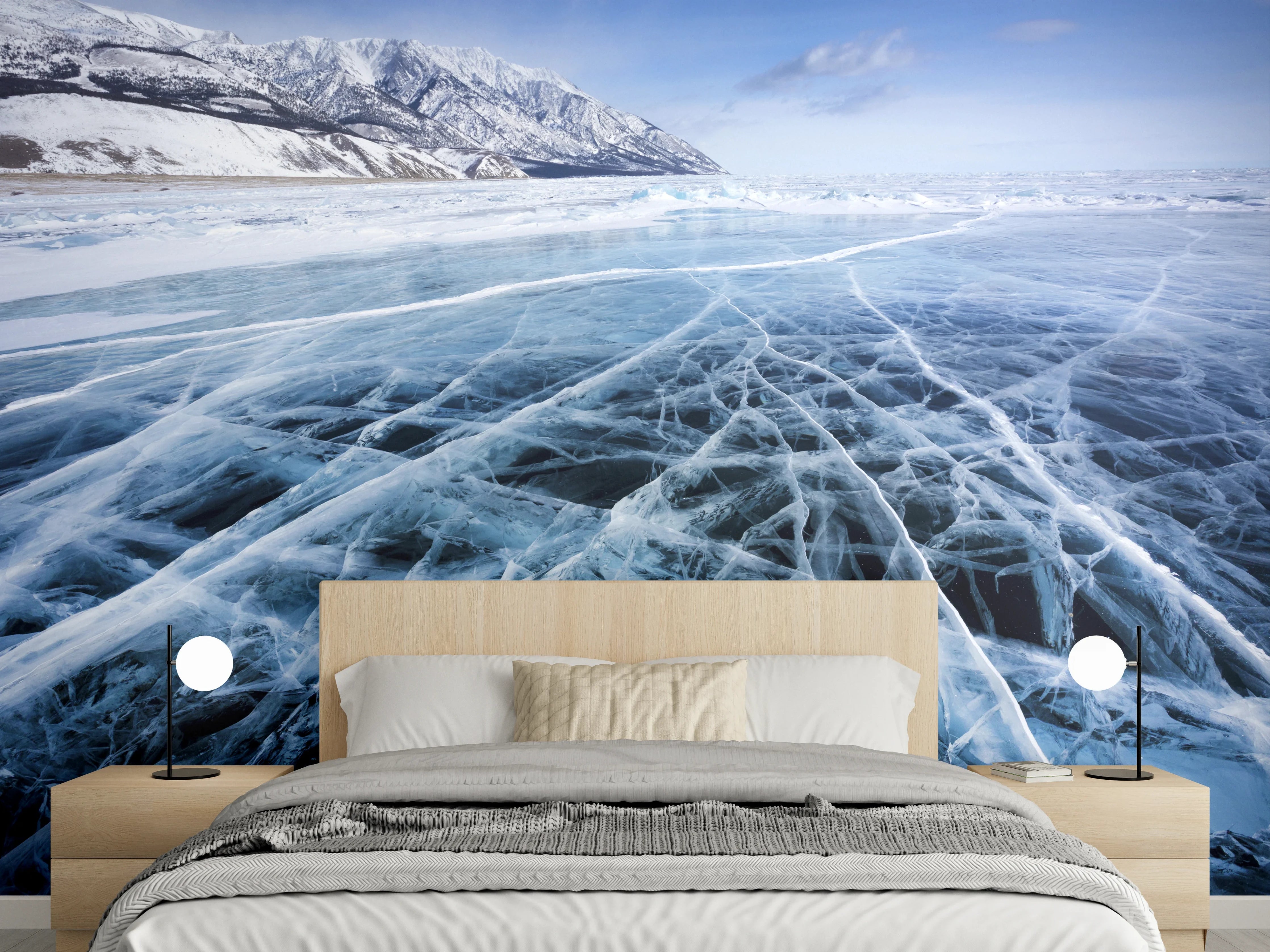 Wandverkleidung Schlafzimmer - Gefrorener See mit Eisspalten und Bergen