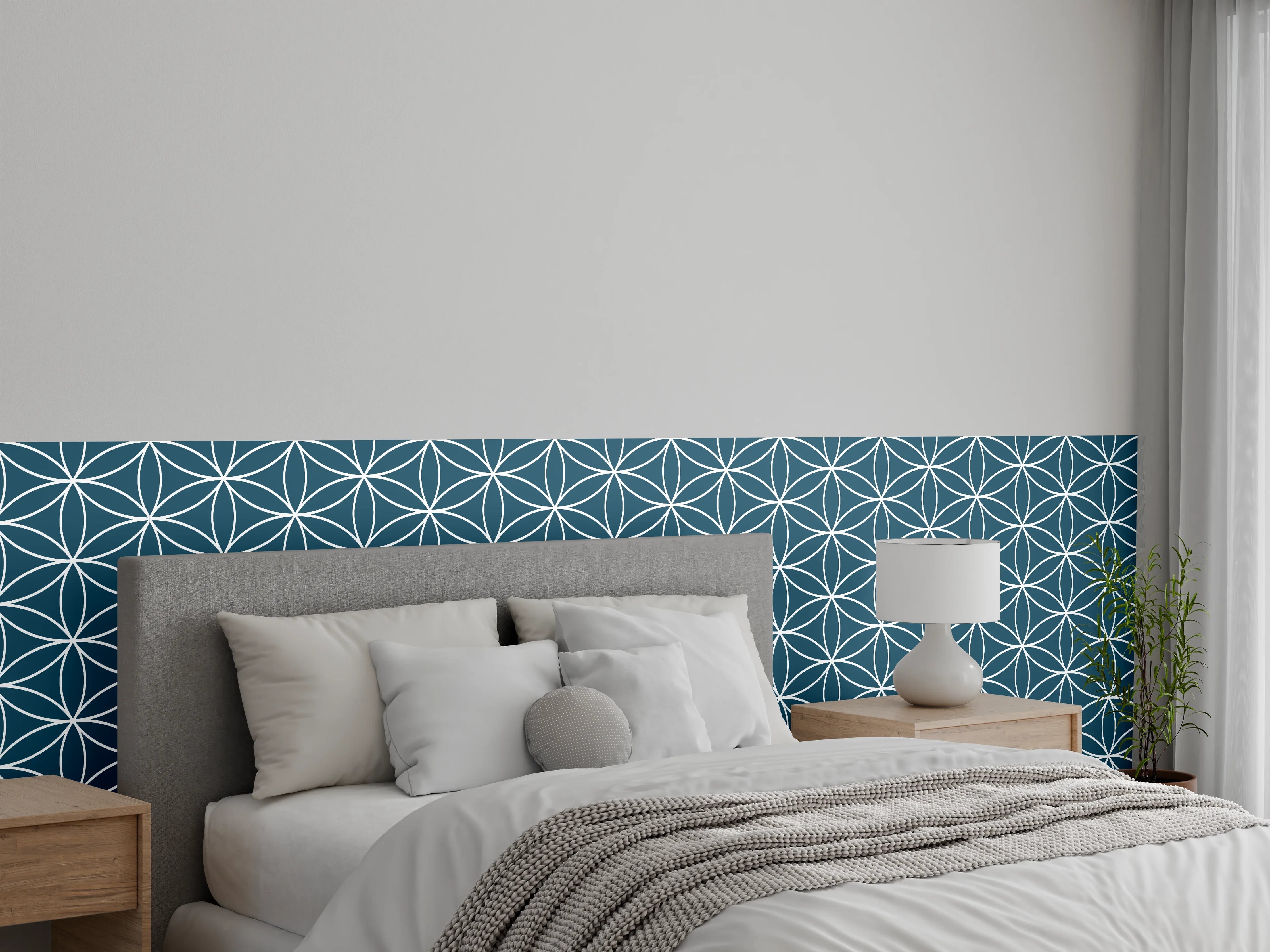 Wandverkleidung Schlafzimmer - Geometrisches Blumenmuster in Blau-Weiß