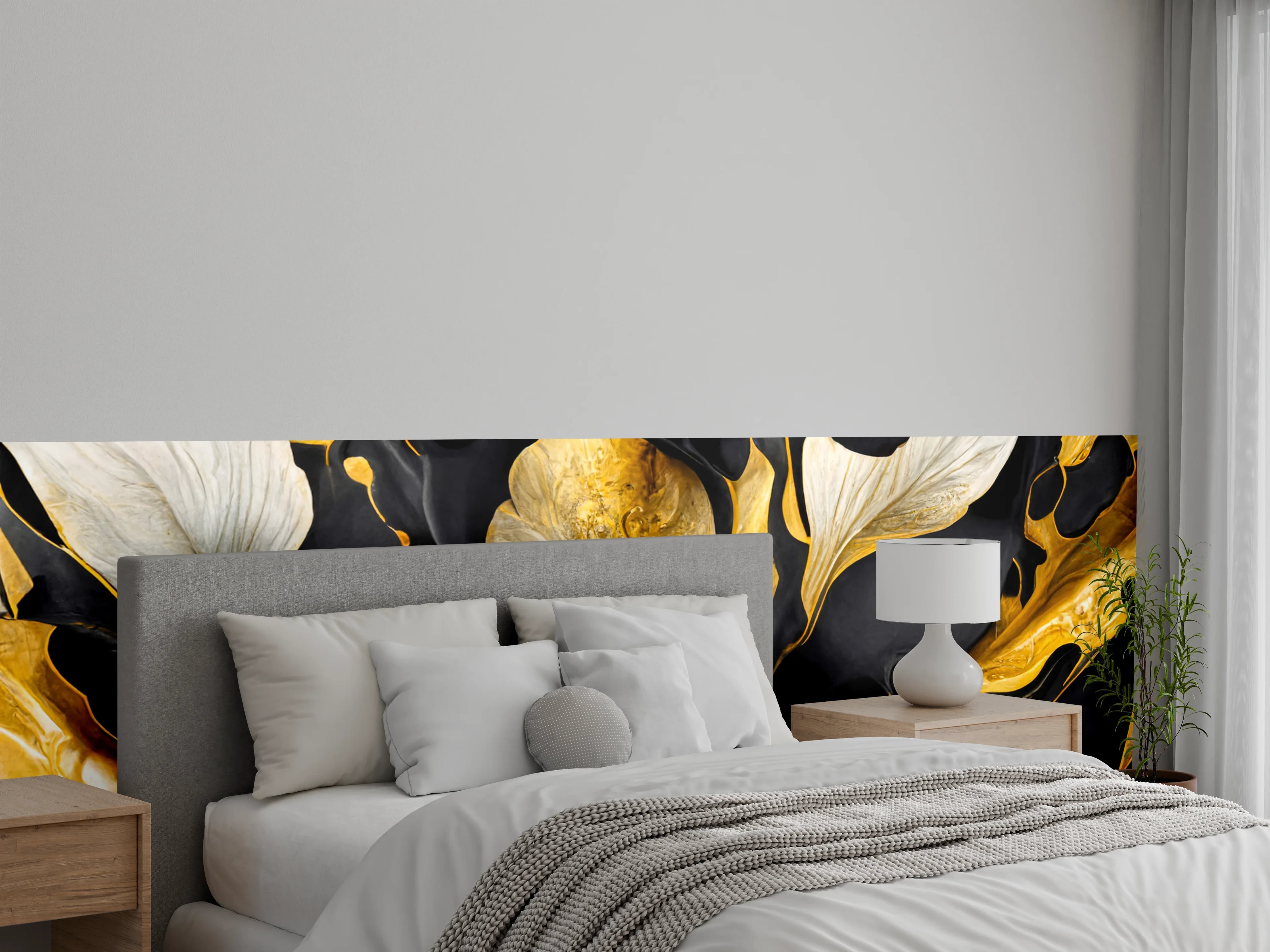 Wandverkleidung Schlafzimmer - Goldene abstrakte Blütenpracht auf Schwarz