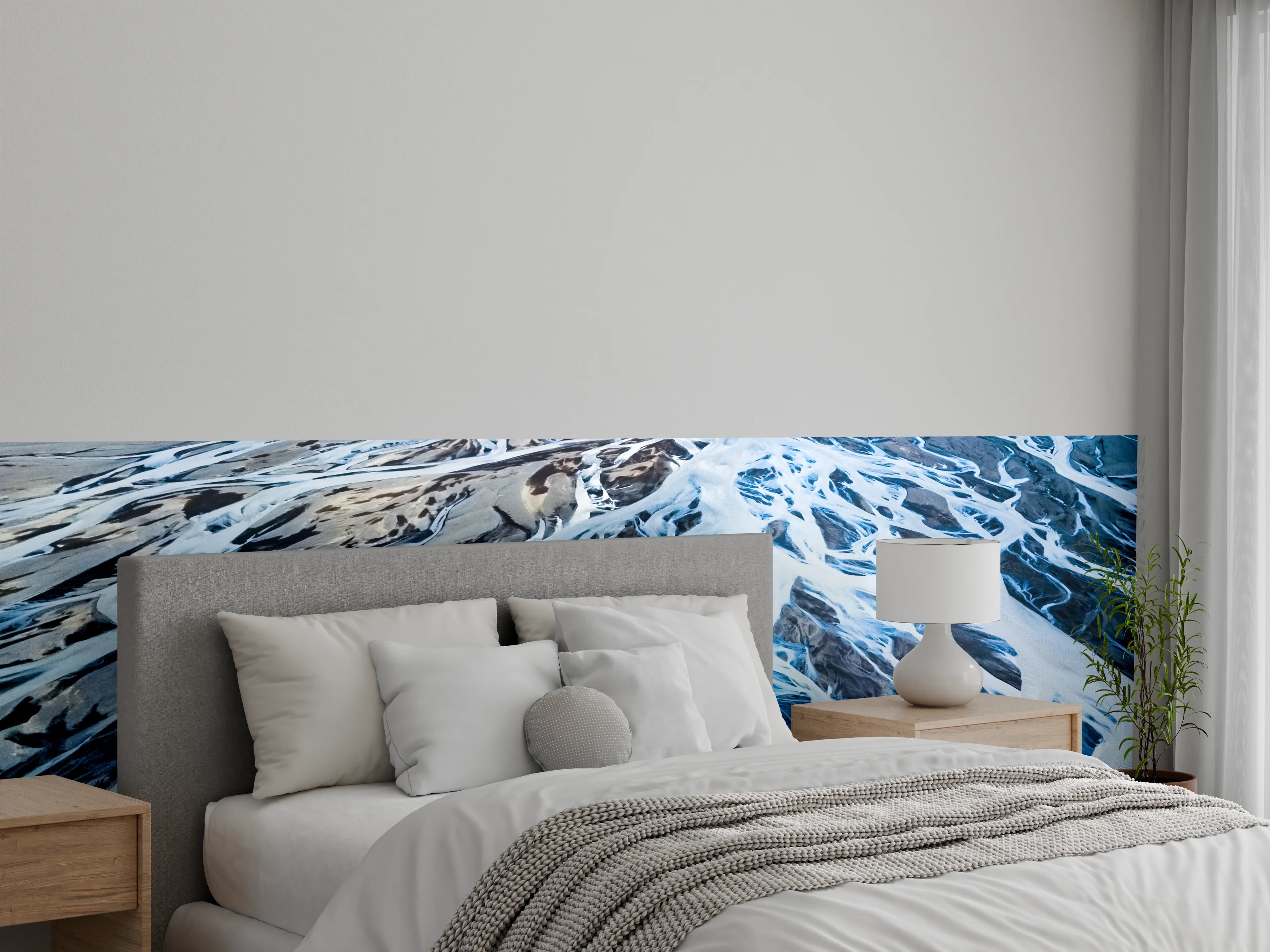 Wandverkleidung Schlafzimmer - Graublauer Strom in weißer Weite