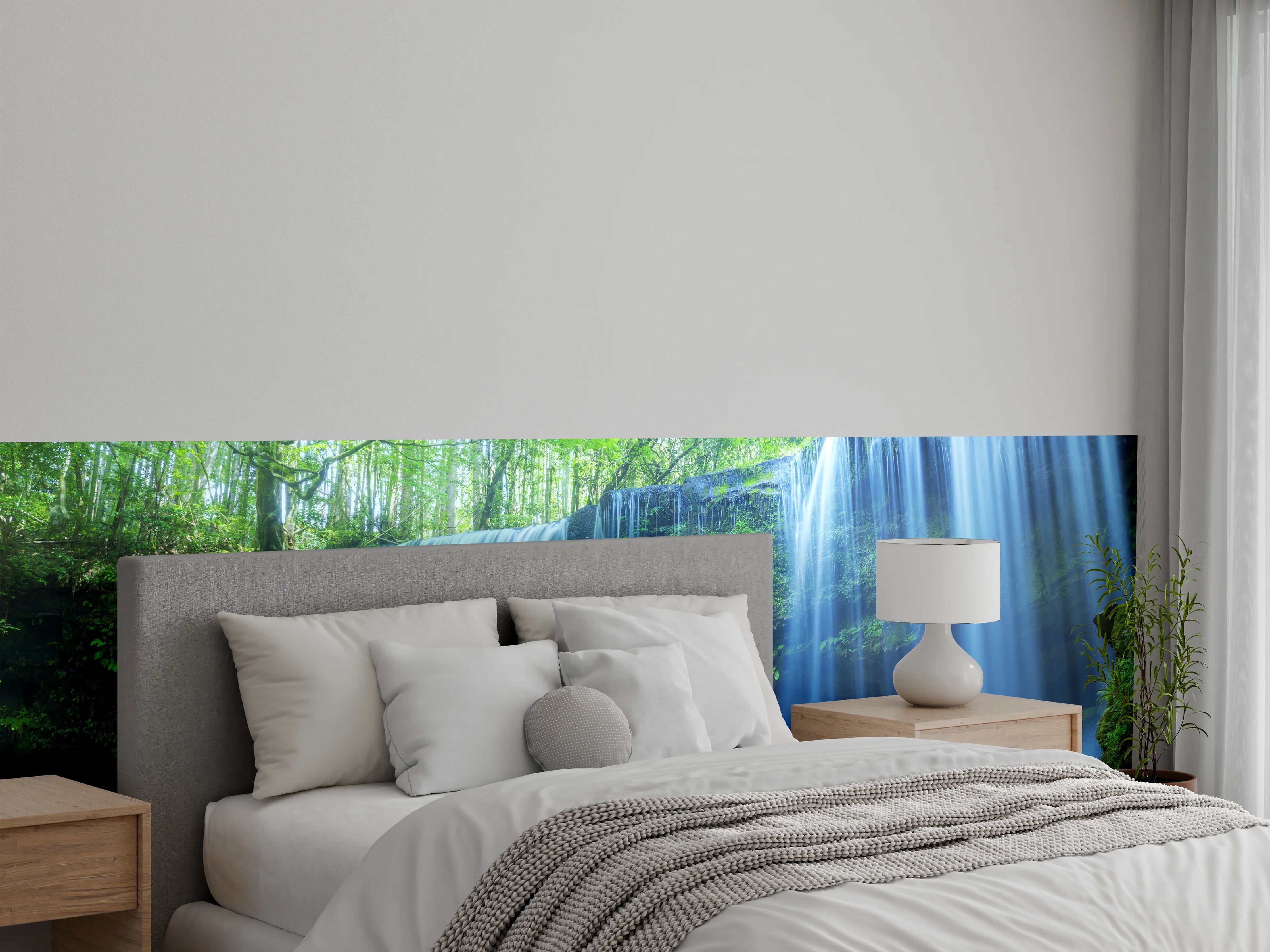 Wandverkleidung Schlafzimmer - Grauschimmer über silbernem Waldbach