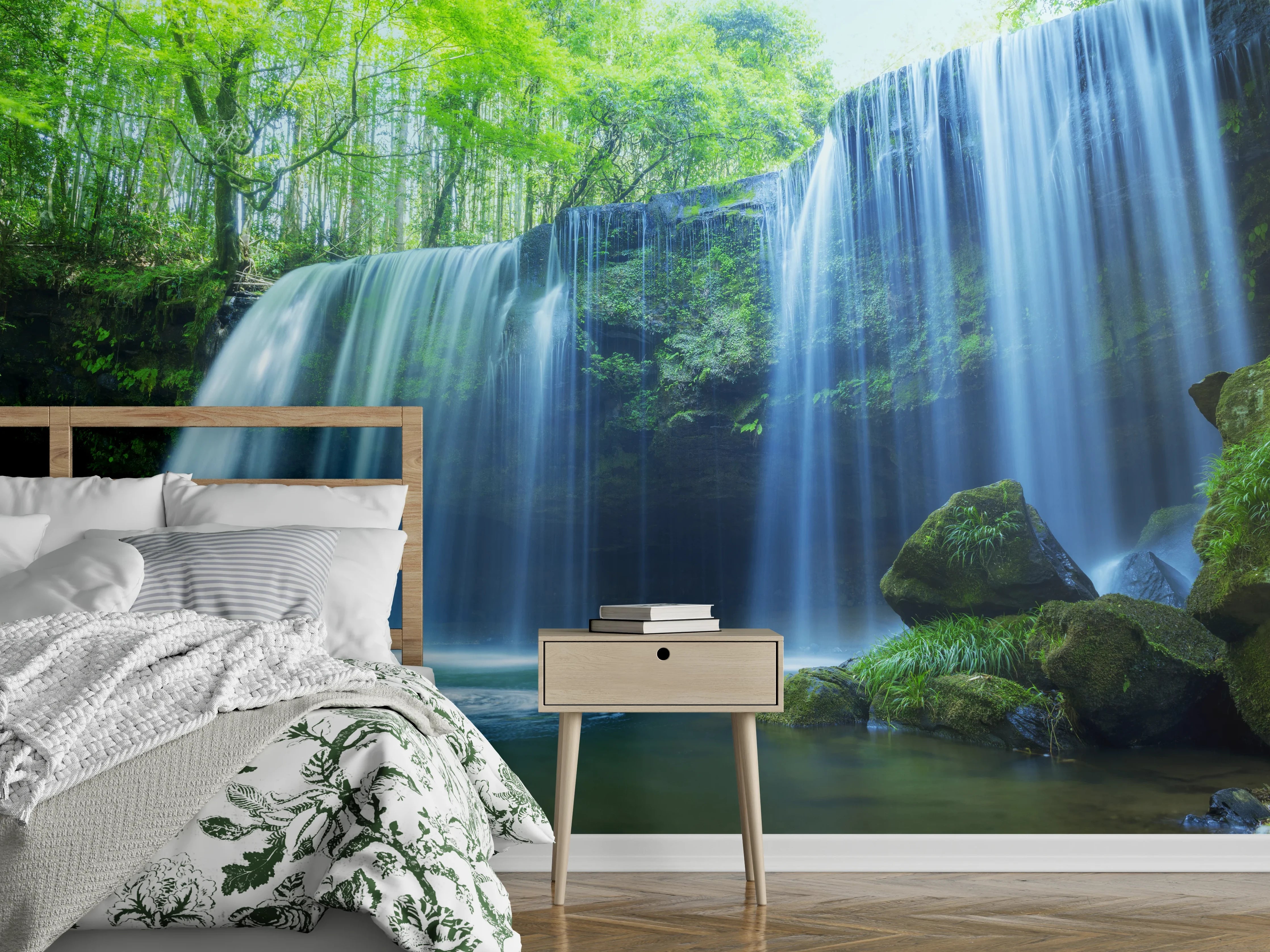 Wandverkleidung Schlafzimmer - Grauschimmer über silbernem Waldbach