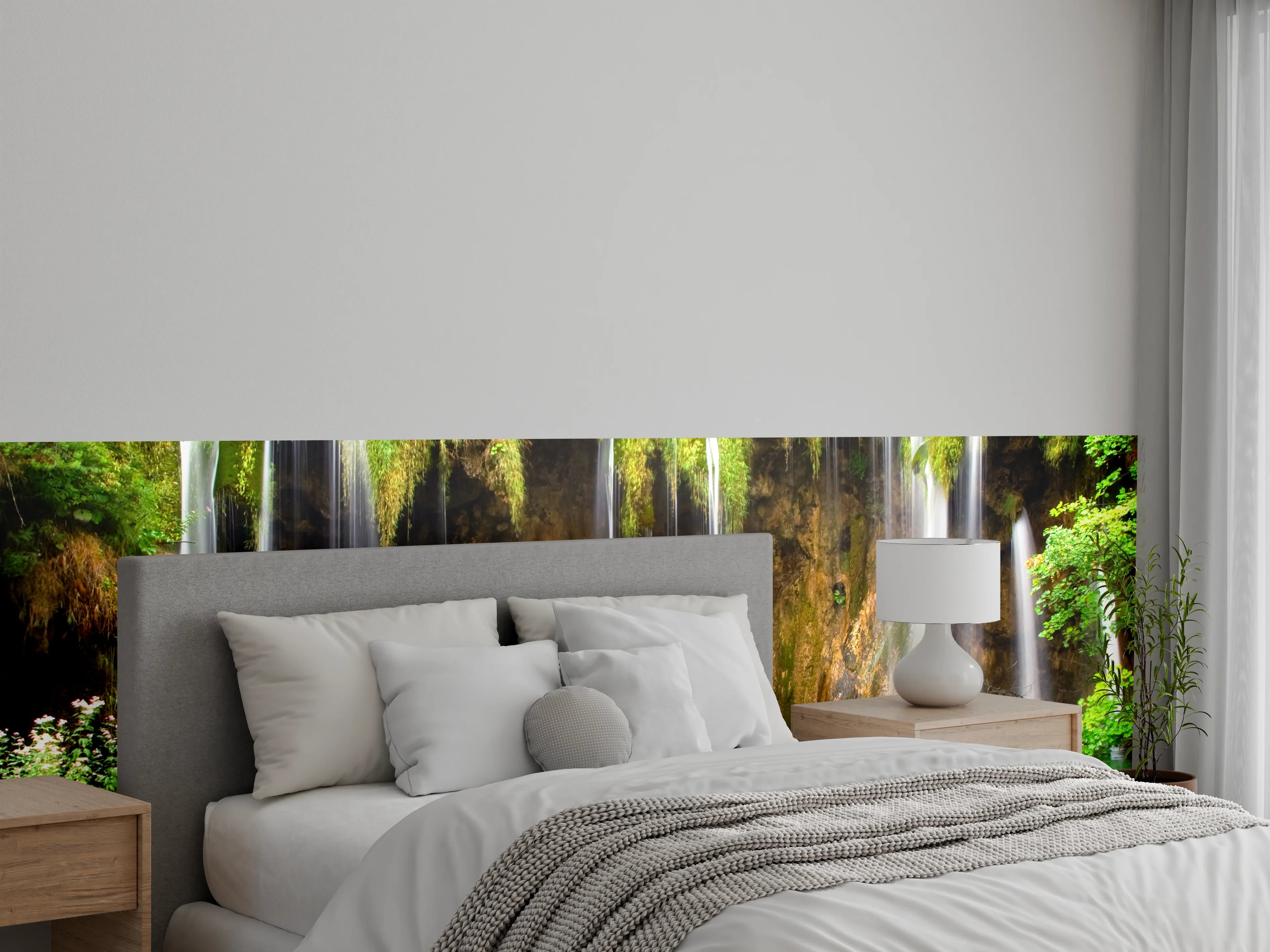 Wandverkleidung Schlafzimmer - Grauschimmernde Kaskade im hellen Blattwerk