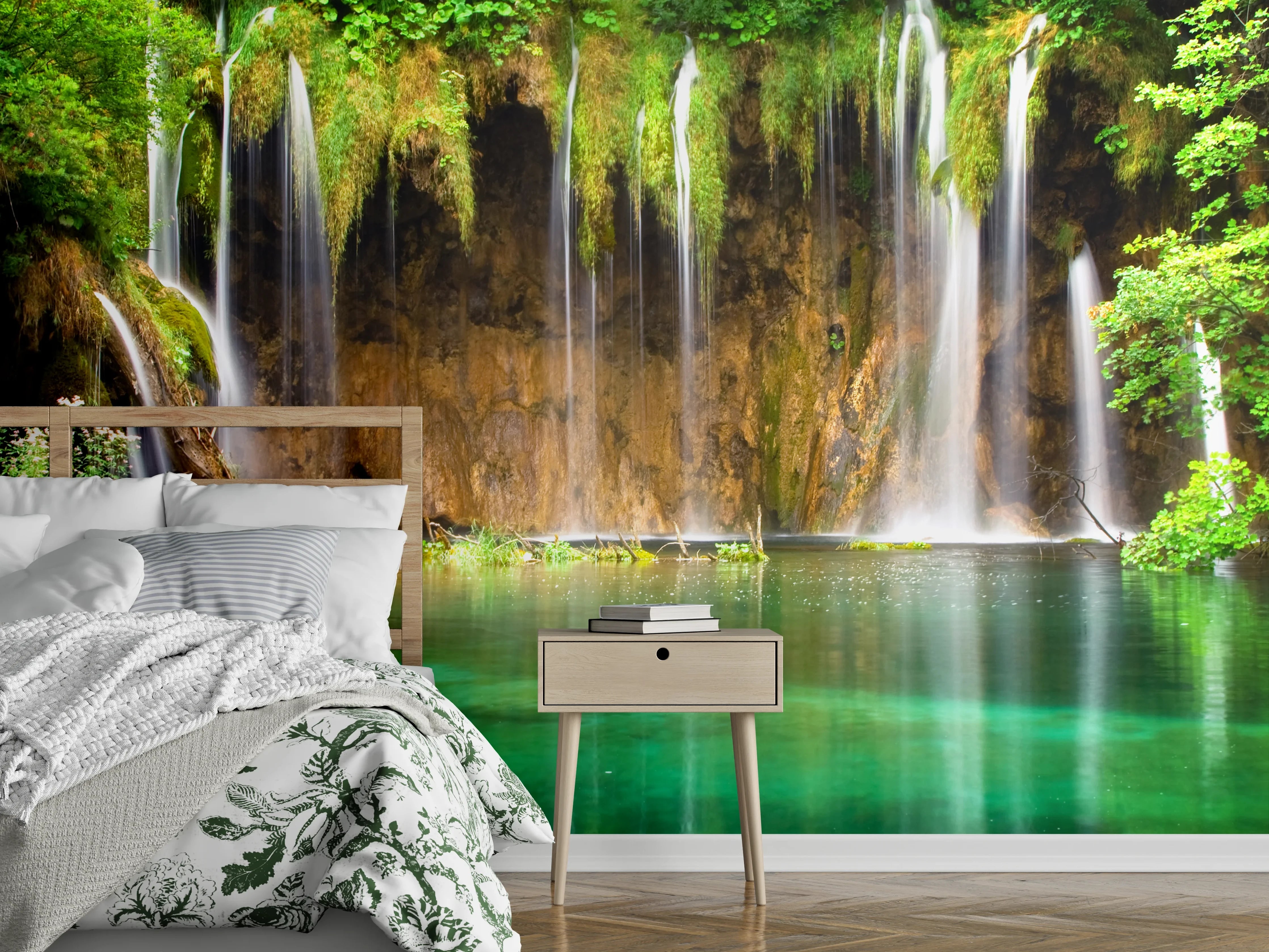 Wandverkleidung Schlafzimmer - Grauschimmernde Kaskade im hellen Blattwerk