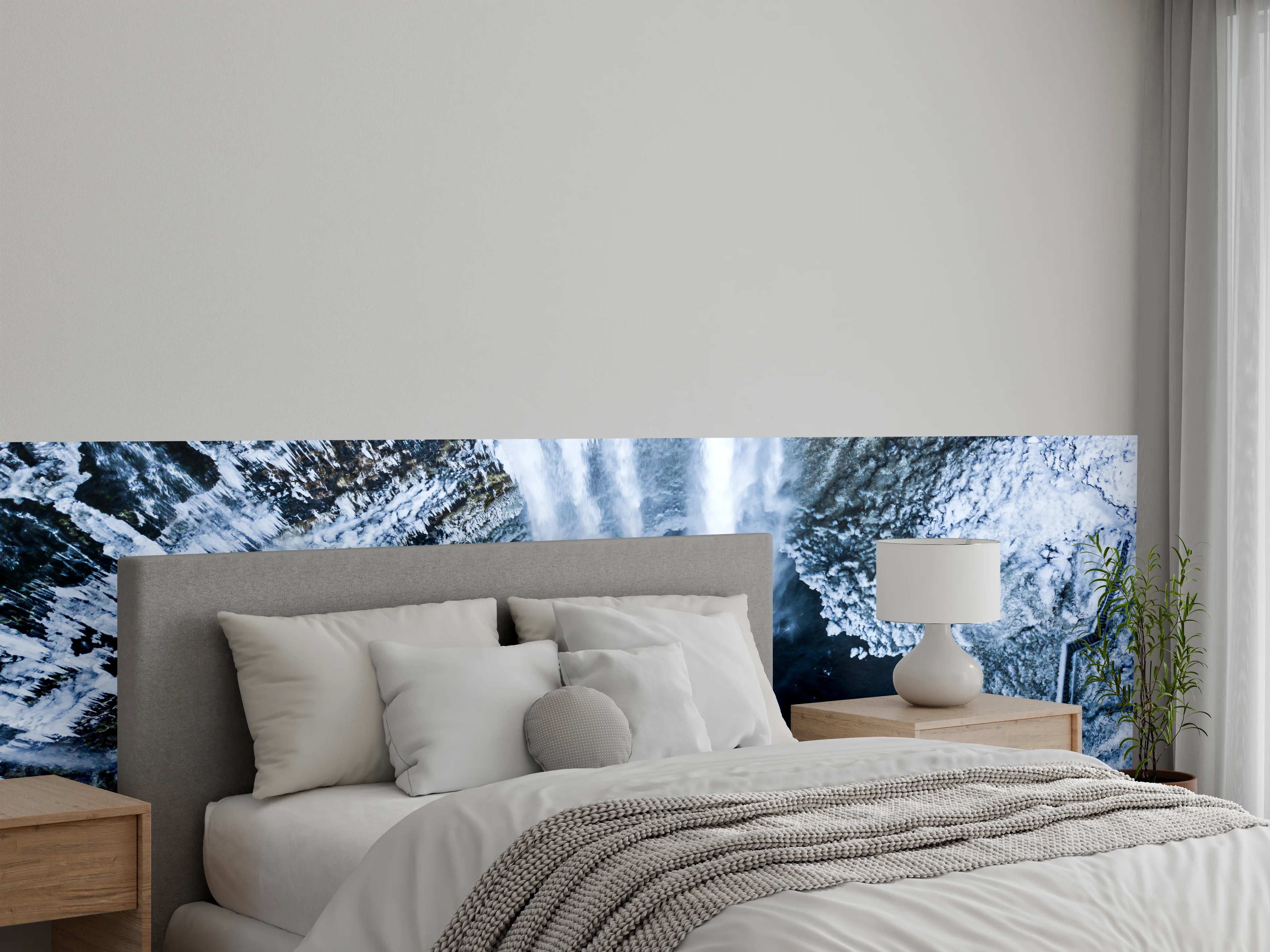 Wandverkleidung Schlafzimmer - Grauschimmernde Kaskade von oben