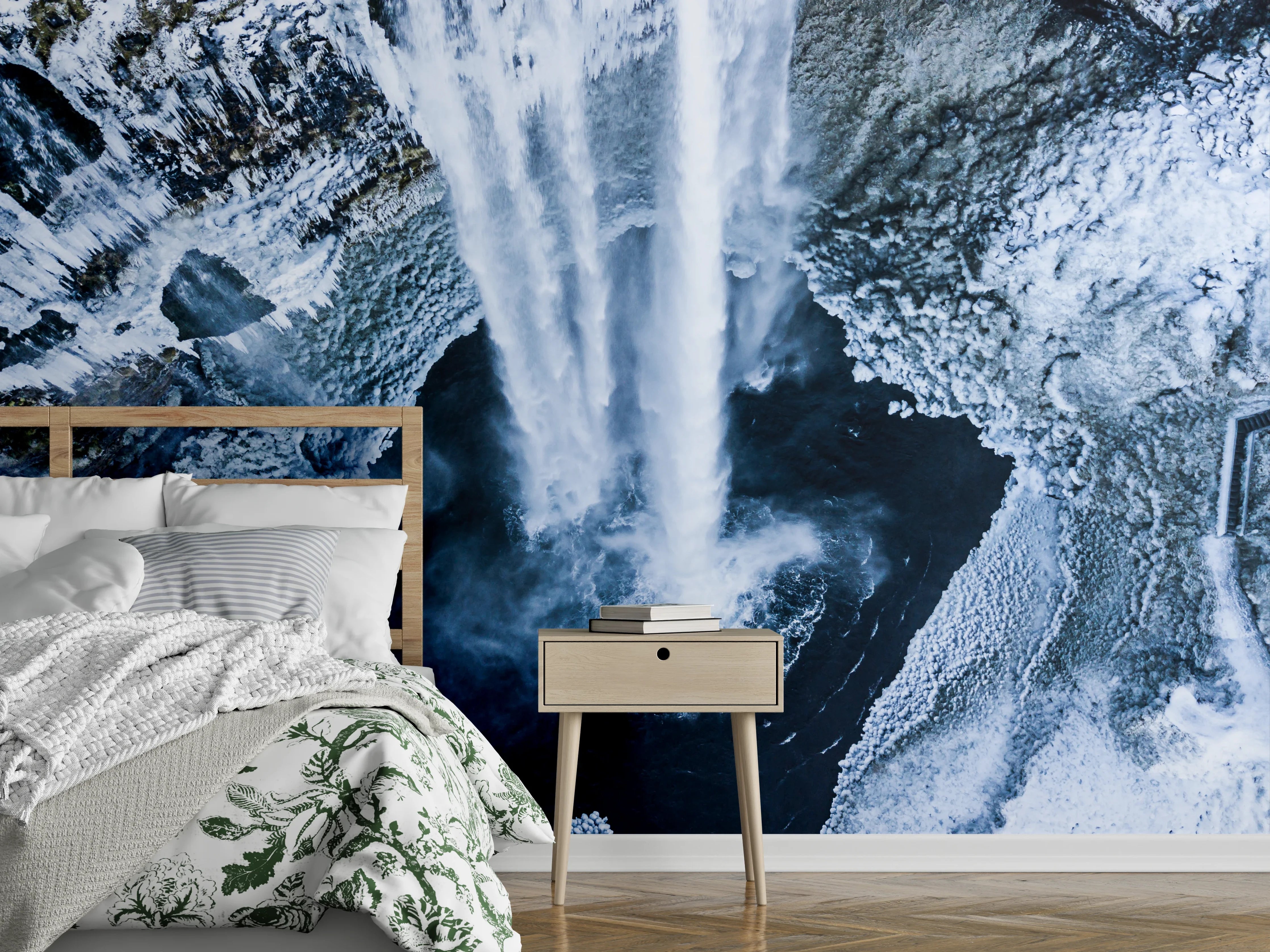 Wandverkleidung Schlafzimmer - Grauschimmernde Kaskade von oben