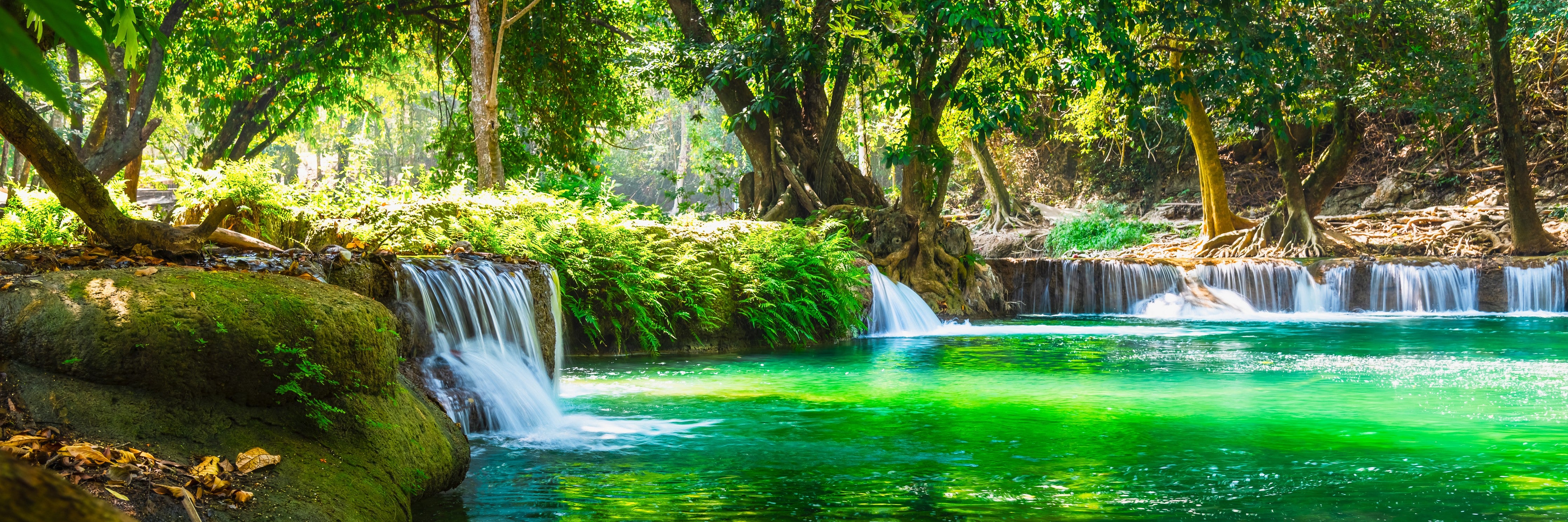 Wandverkleidung Schlafzimmer-Grauschimmernder Waldwasserfall im Licht