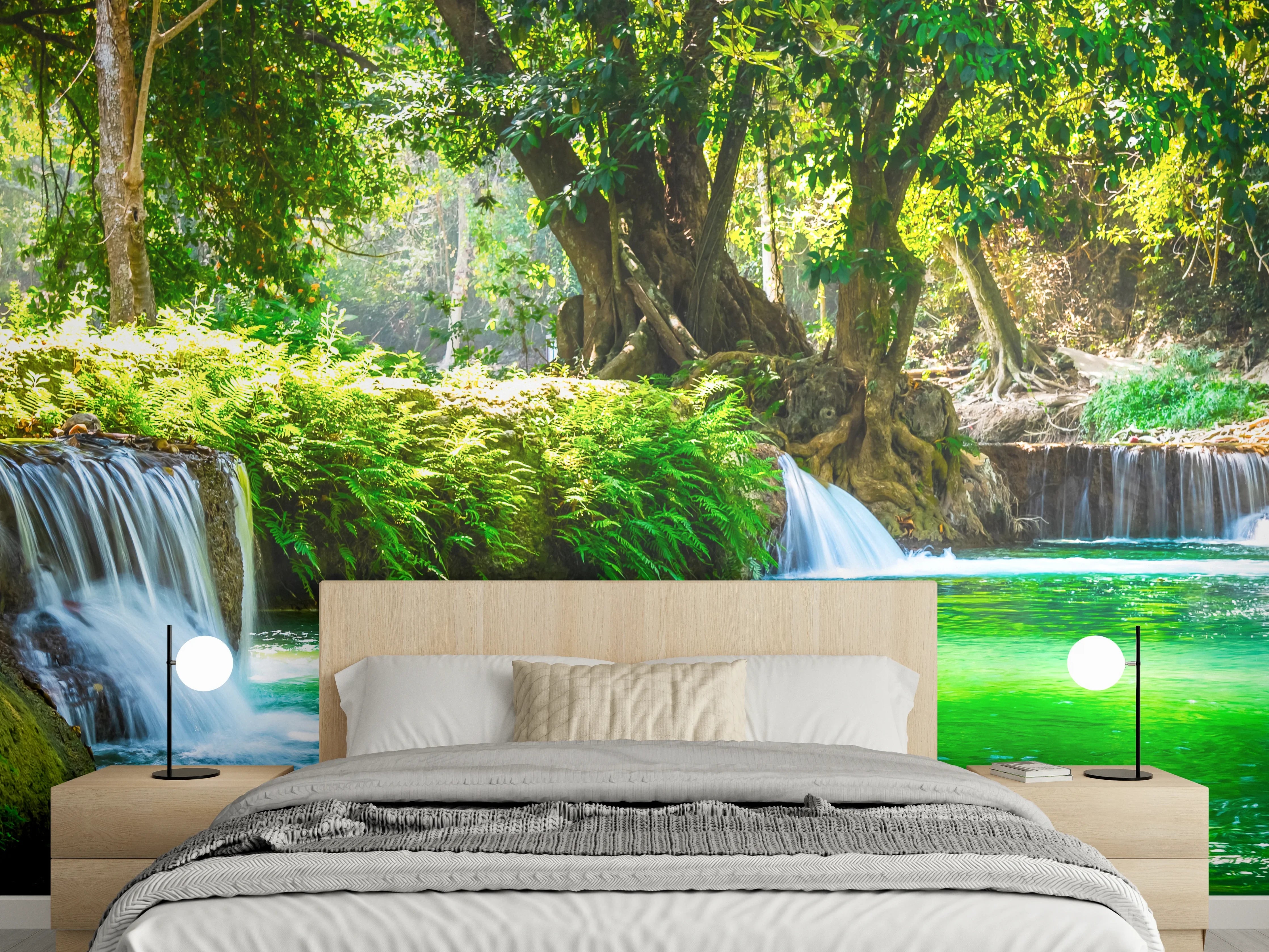 Wandverkleidung Schlafzimmer - Grauschimmernder Waldwasserfall im Licht
