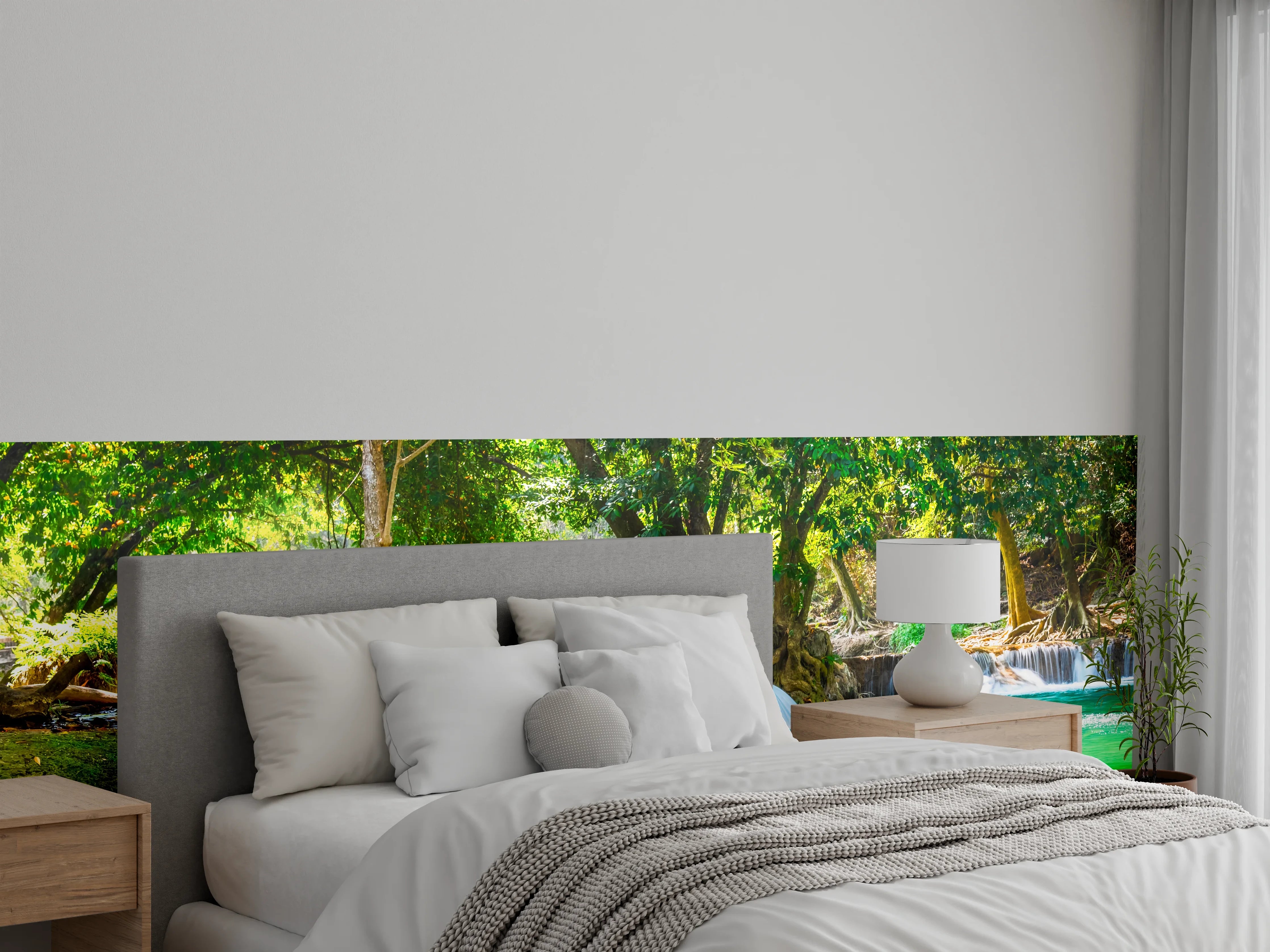 Wandverkleidung Schlafzimmer - Grauschimmernder Waldwasserfall im Licht