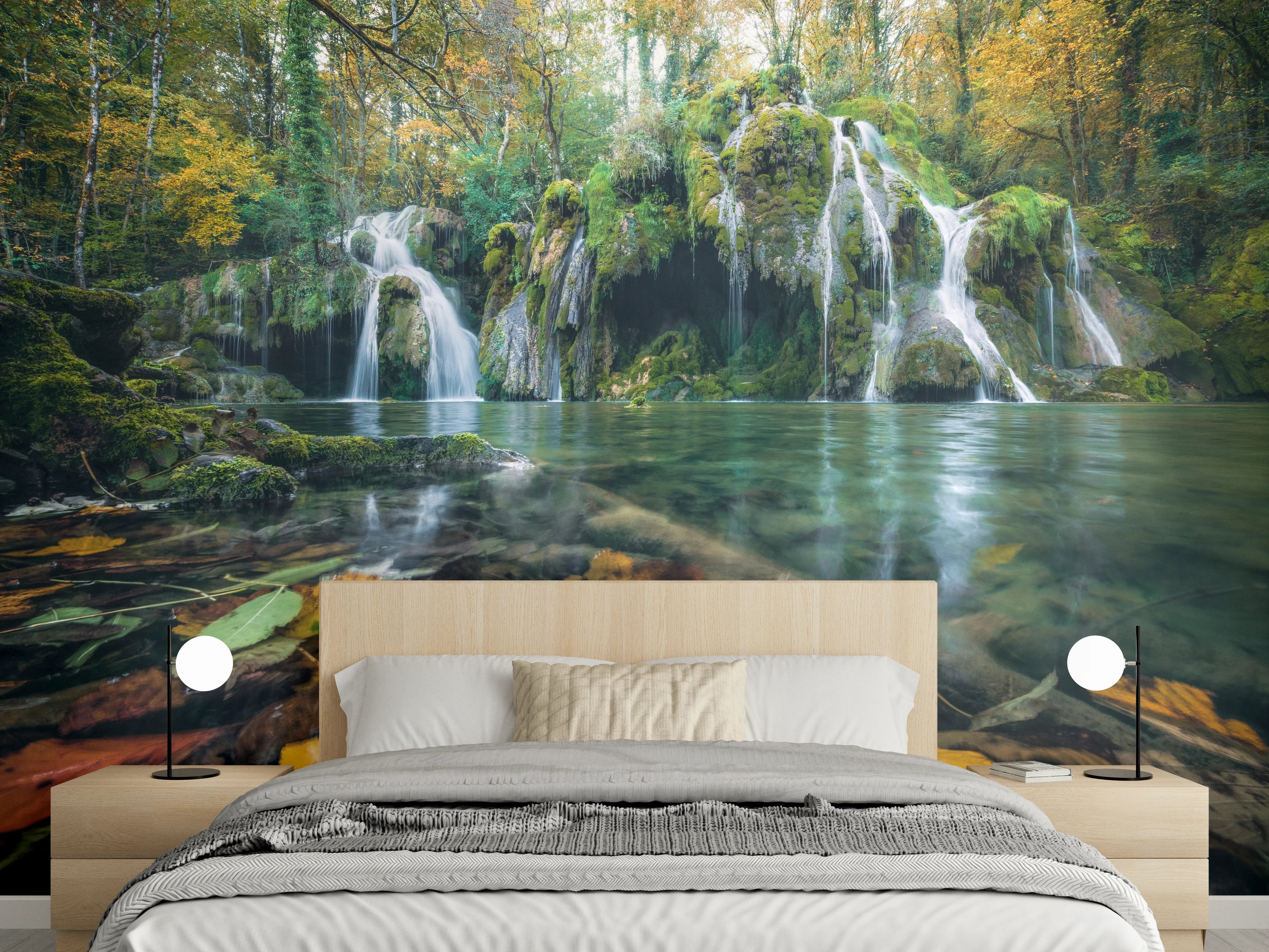 Wandverkleidung Schlafzimmer - Grauschimmernder Wasserfall im Nebelwald
