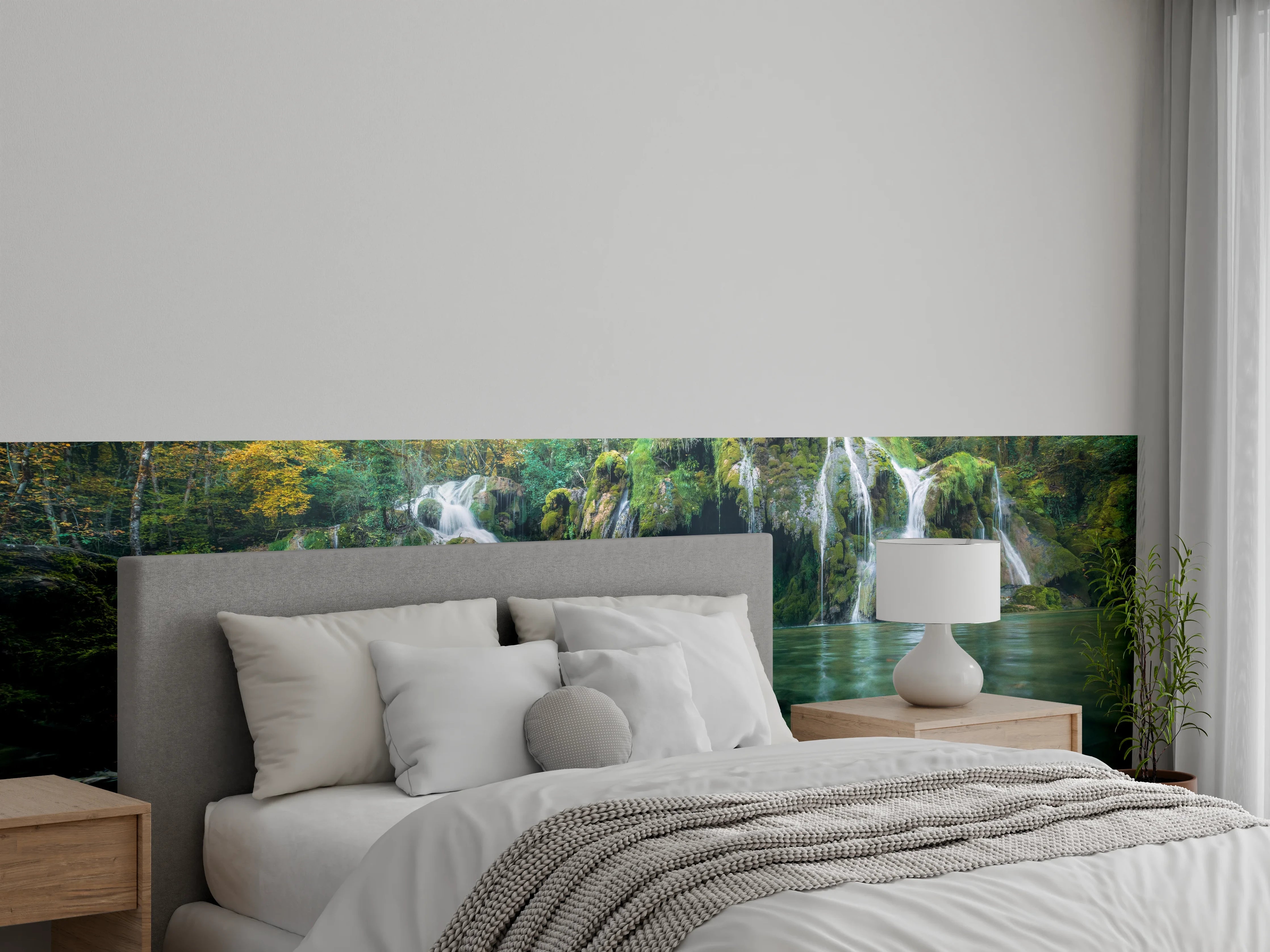 Wandverkleidung Schlafzimmer - Grauschimmernder Wasserfall im Nebelwald