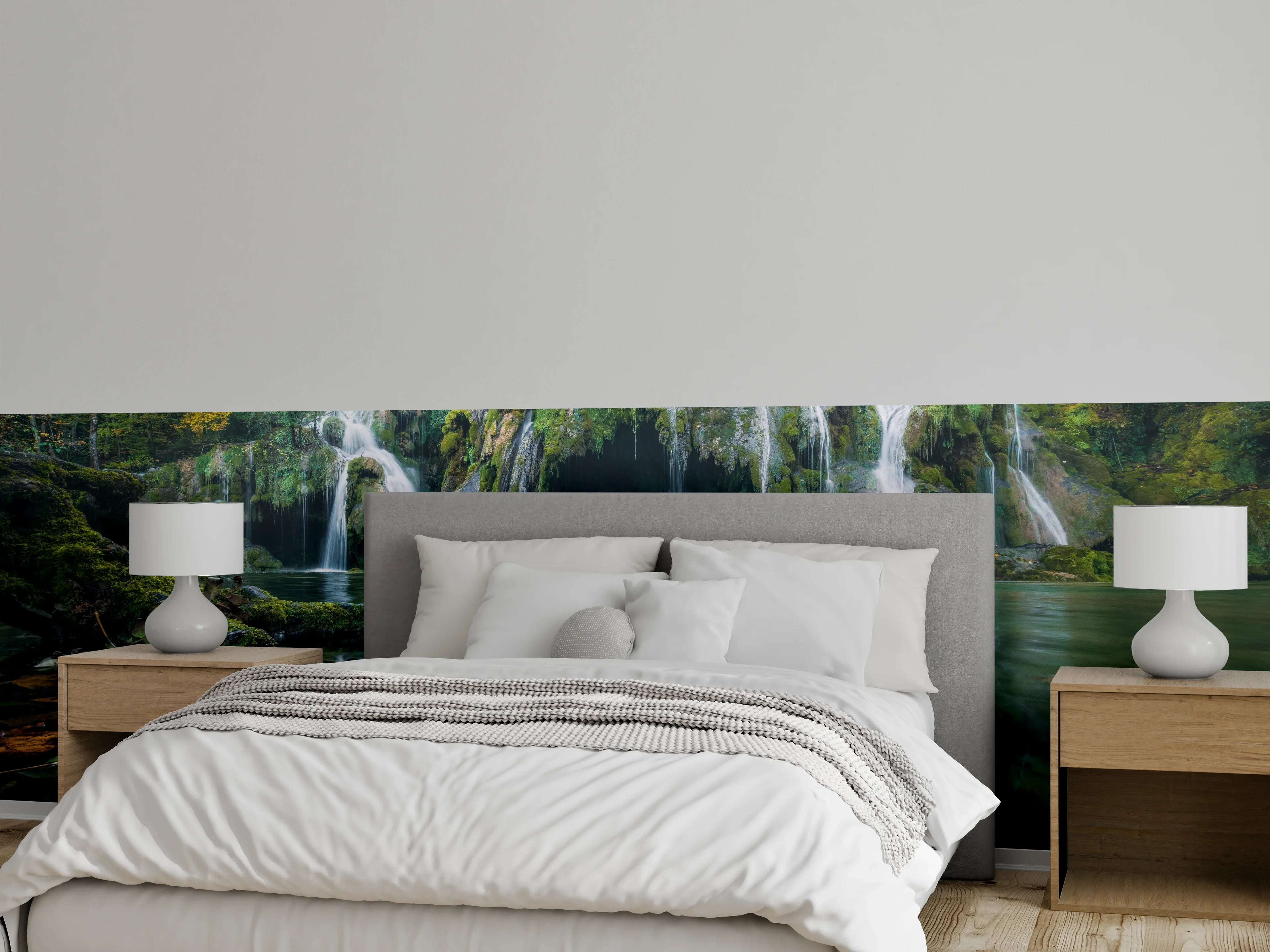 Wandverkleidung Schlafzimmer - Grauschimmernder Wasserfall im Nebelwald