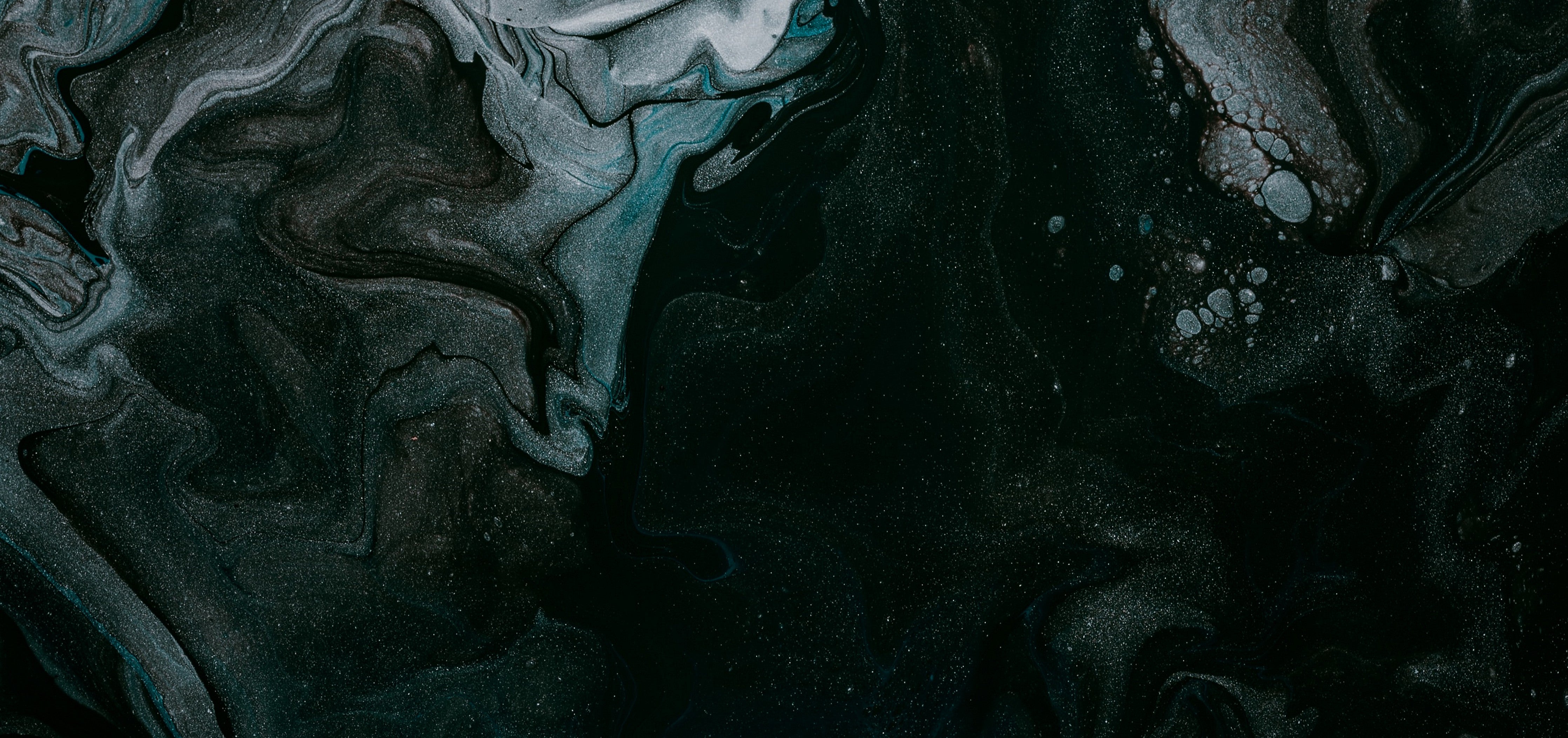 Wandverkleidung Schlafzimmer-Grauweiße Schattenkunst