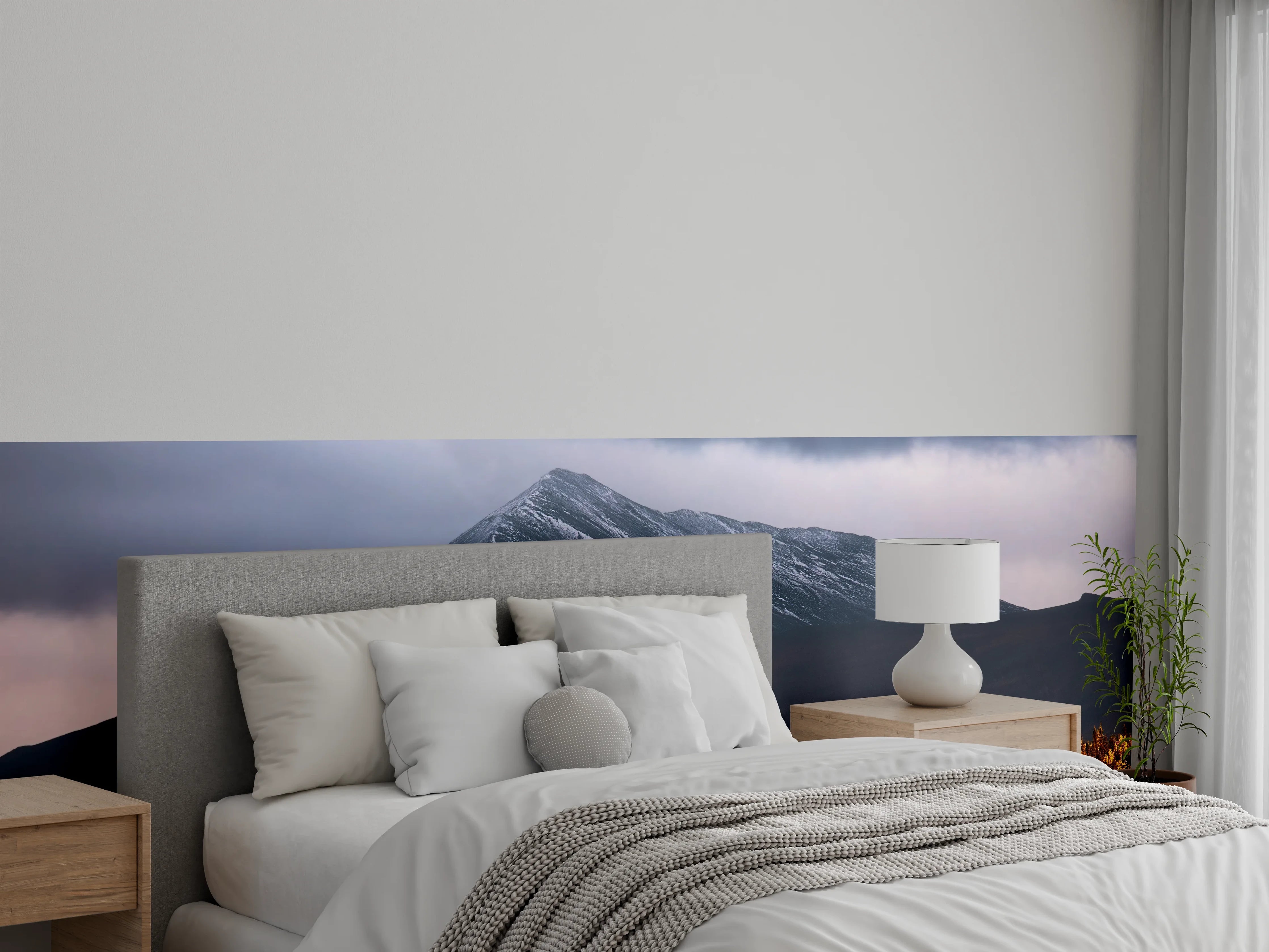 Wandverkleidung Schlafzimmer - Grauweißes Alpenpanorama unter Sturmwolken