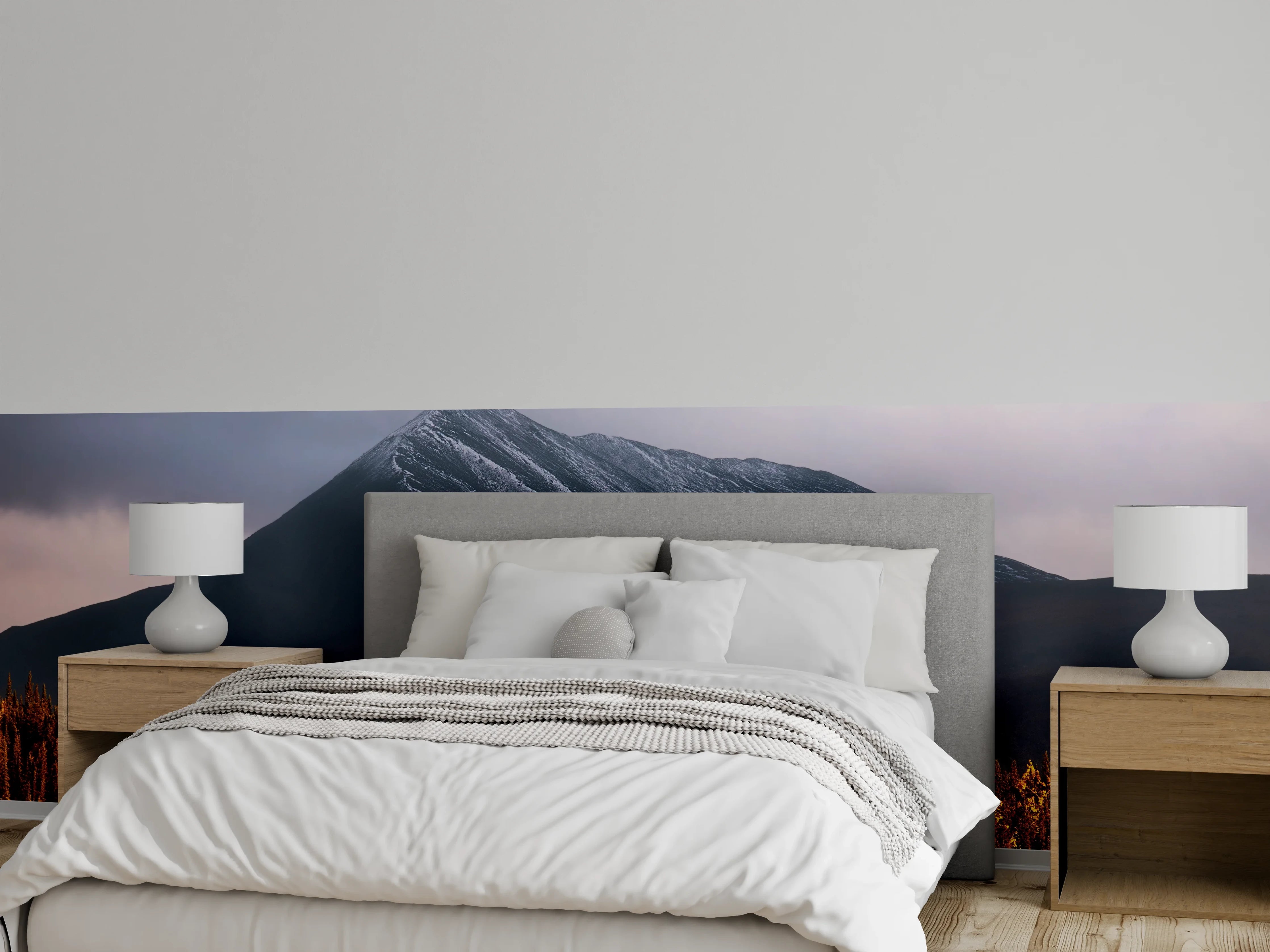 Wandverkleidung Schlafzimmer - Grauweißes Alpenpanorama unter Sturmwolken