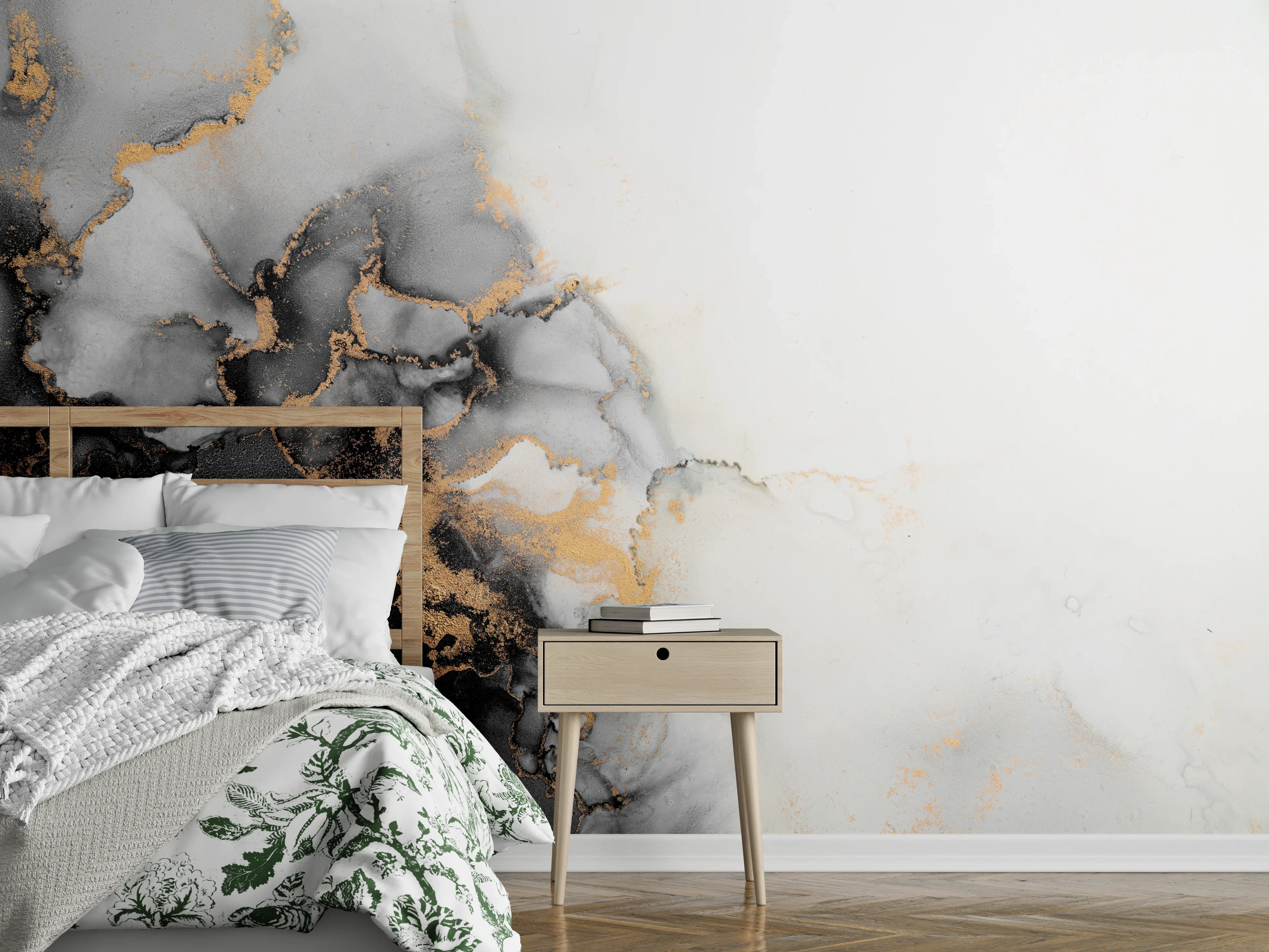Wandverkleidung Schlafzimmer - Grauweißes Marmorgeflecht mit Goldflair