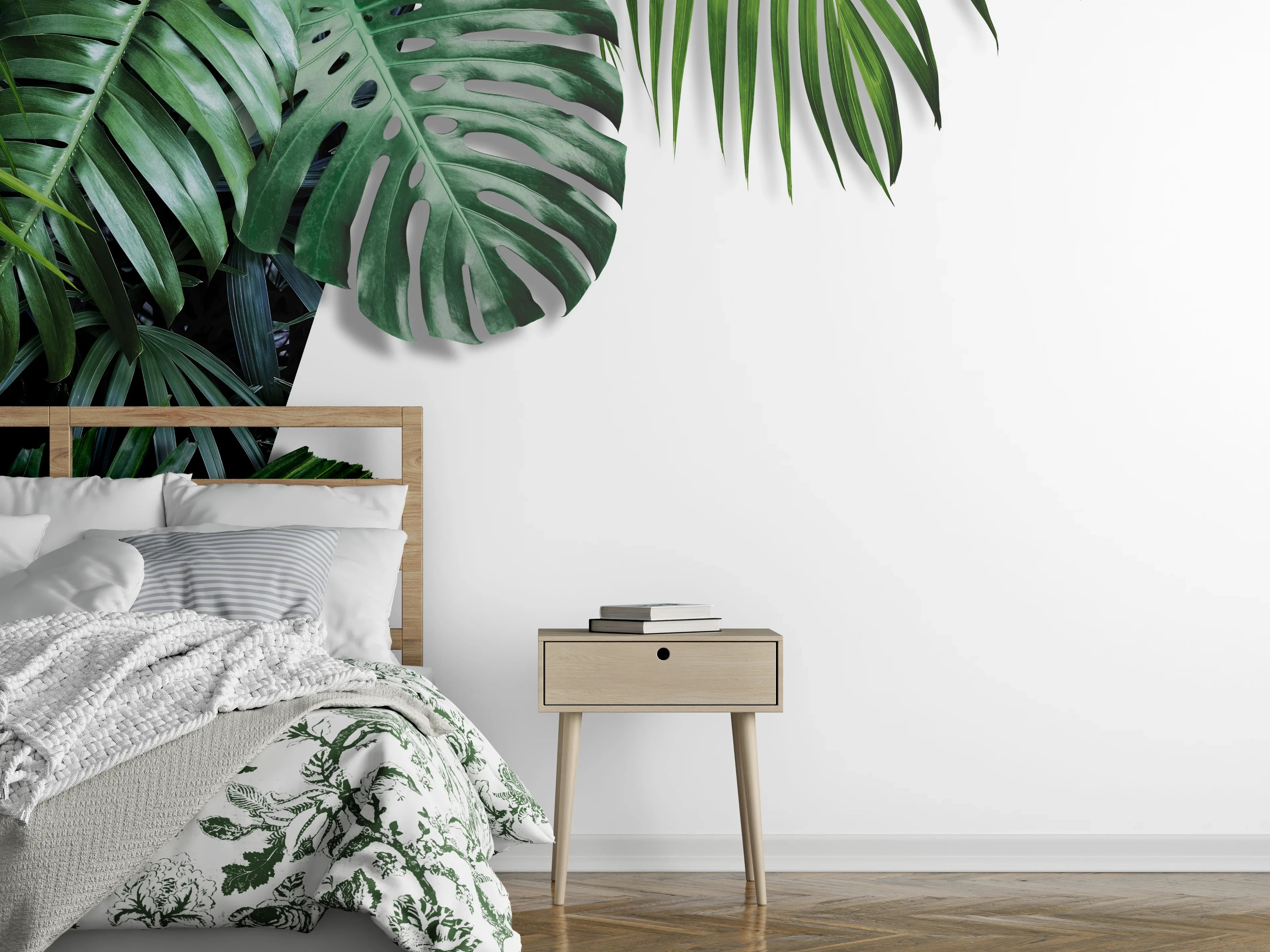 Wandverkleidung Schlafzimmer - Grüne Monstera-Blätter auf Weiß