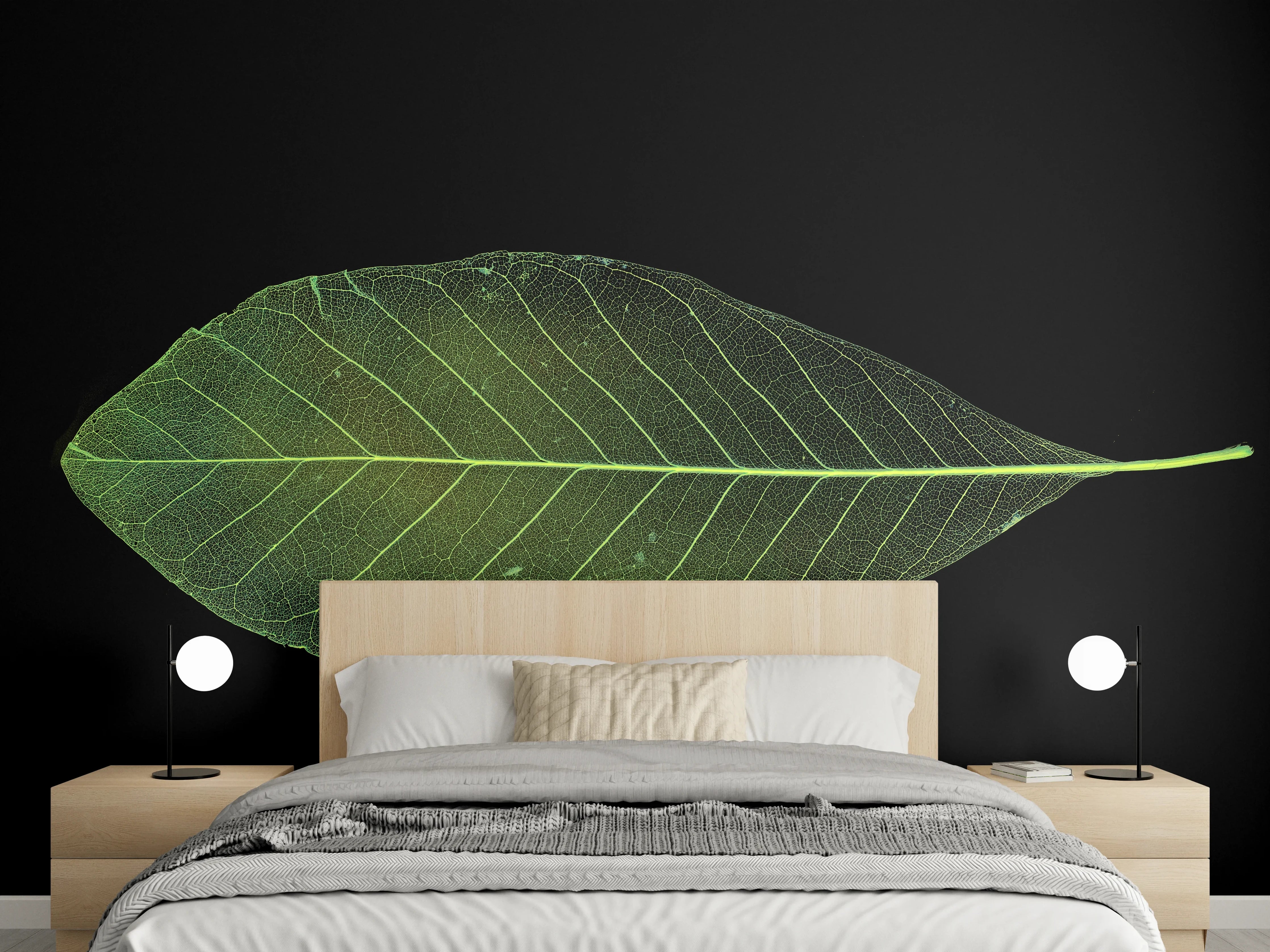 Wandverkleidung Schlafzimmer - Grünes Blatt auf schwarzem Hintergrund
