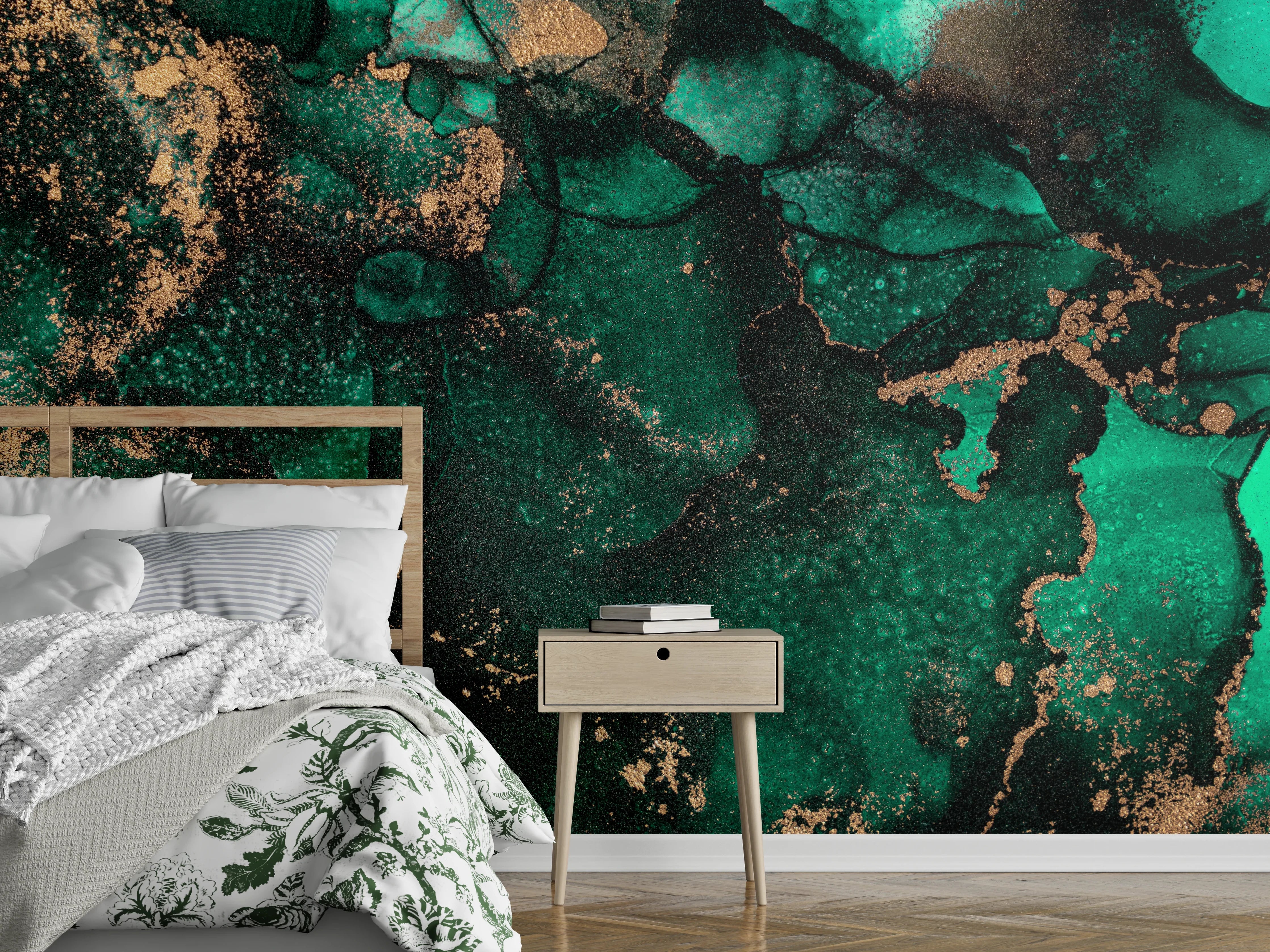 Wandverkleidung Schlafzimmer - Grünes Marmor-Design mit goldenen Akzenten