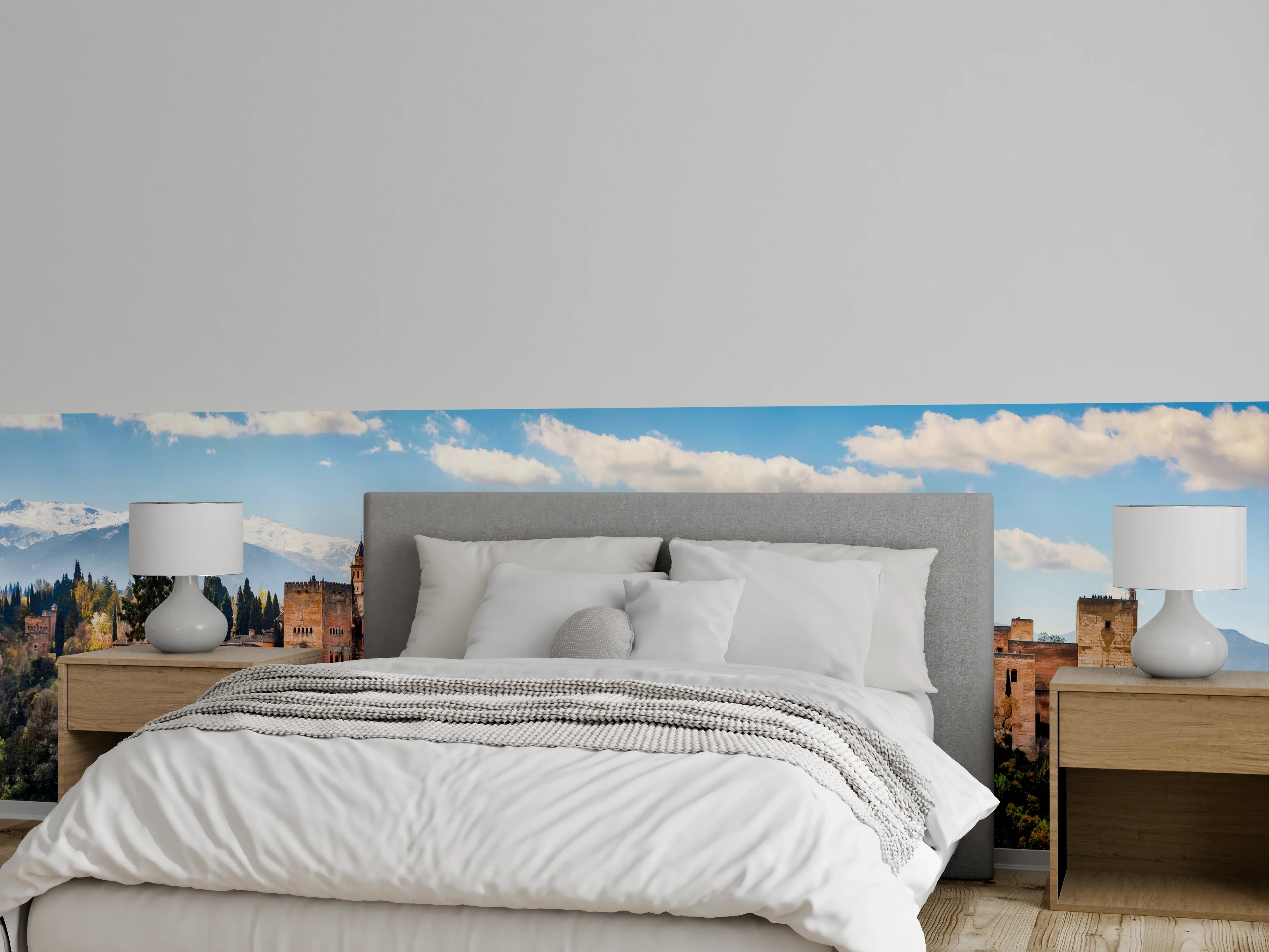 Wandverkleidung Schlafzimmer - Historische Festung auf Hügel mit Bergen im Hintergrund