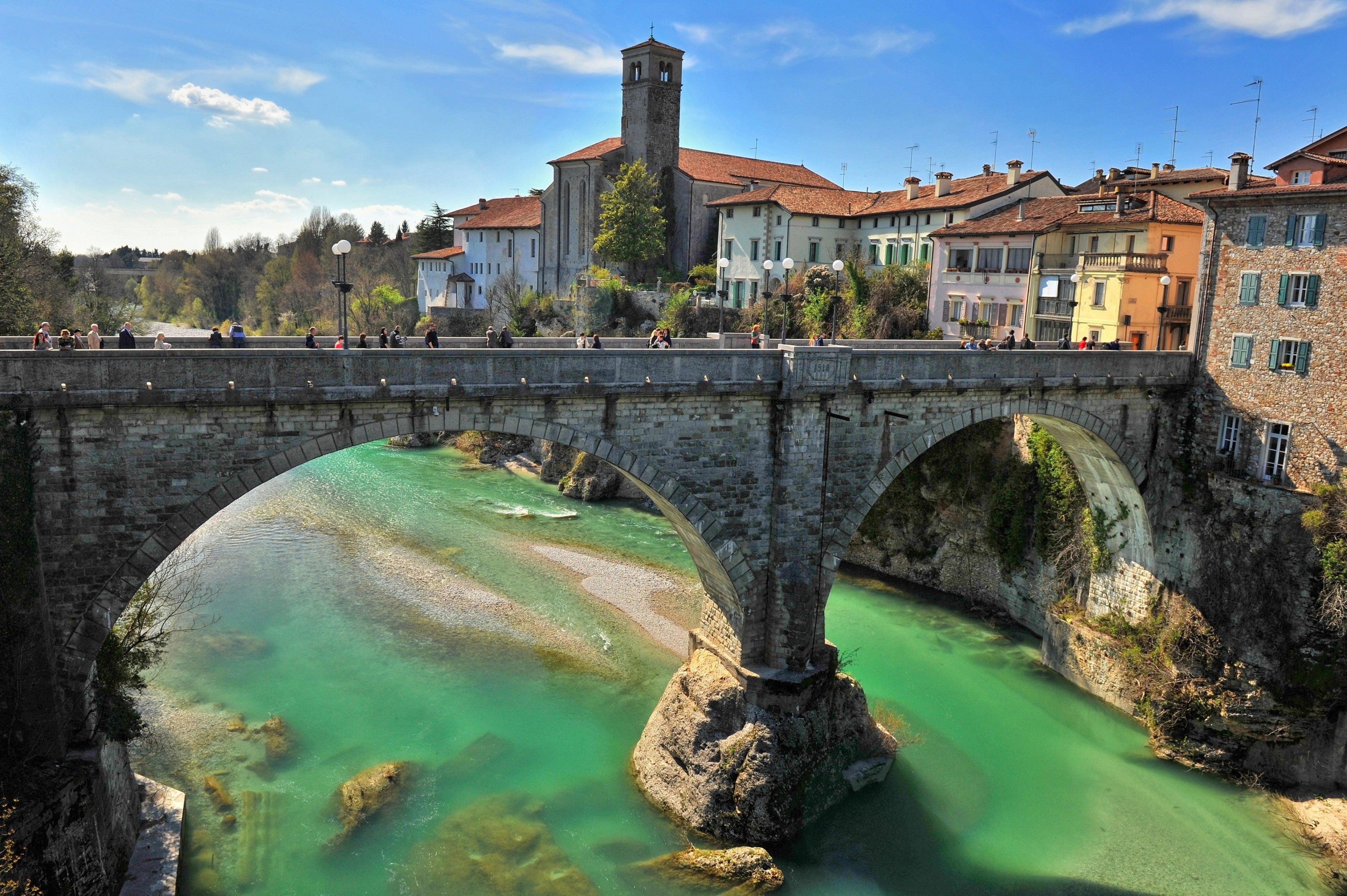 Wandverkleidung Schlafzimmer-Italienische Brücke mit türkisgrünem Fluss