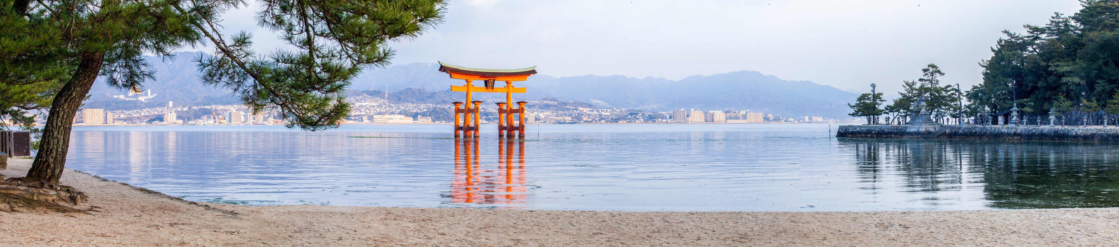 Wandverkleidung Schlafzimmer-Japanisches Torii am Meer