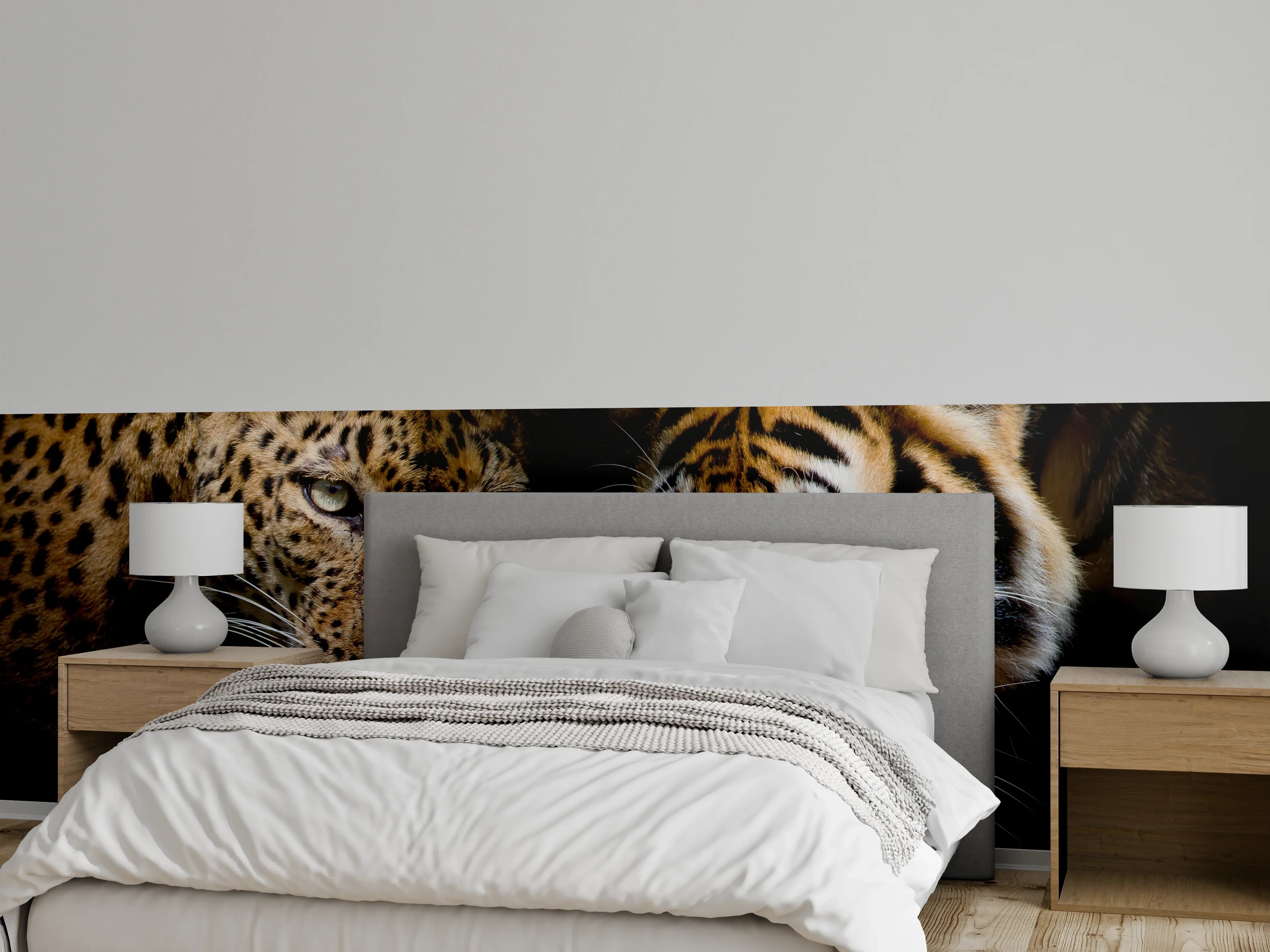Wandverkleidung Schlafzimmer - Leopard und Tiger isoliert auf schwarzen Hintergrund